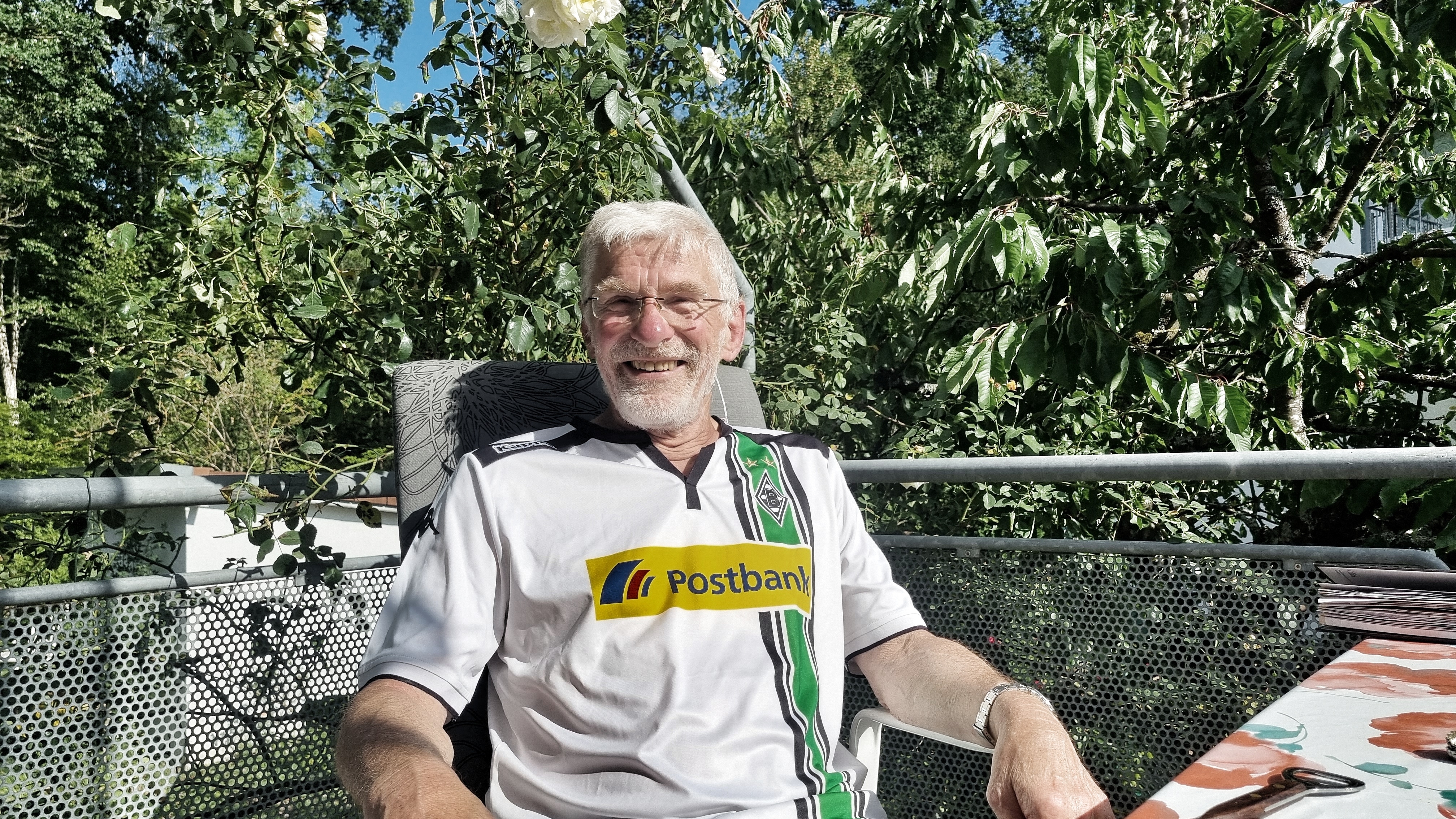 Das Gladbachtrikot gehört ebenso zu Ralf Wengenroth wie sein Lachen und der dazugehörende verschmitzte Blick und der Vollbart – ein einst rotes Markenzeichen, das inzwischen ergraut ist: Am Sonntag feiert der Böblinger seinen 75. Geburtstag.  Bild: Hamann