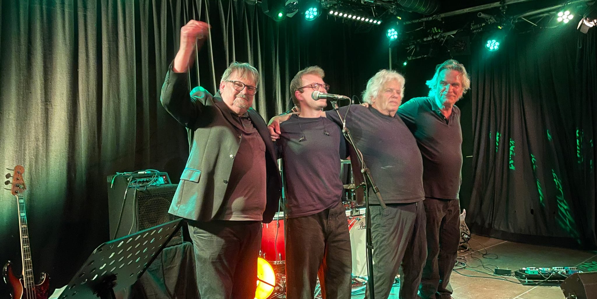Joachim Kupke, Alex Schumacher, Herbert Renz und Reiner Pfleiderer (von links) bedanken sich nach ihrem Konzert beim Publikum.