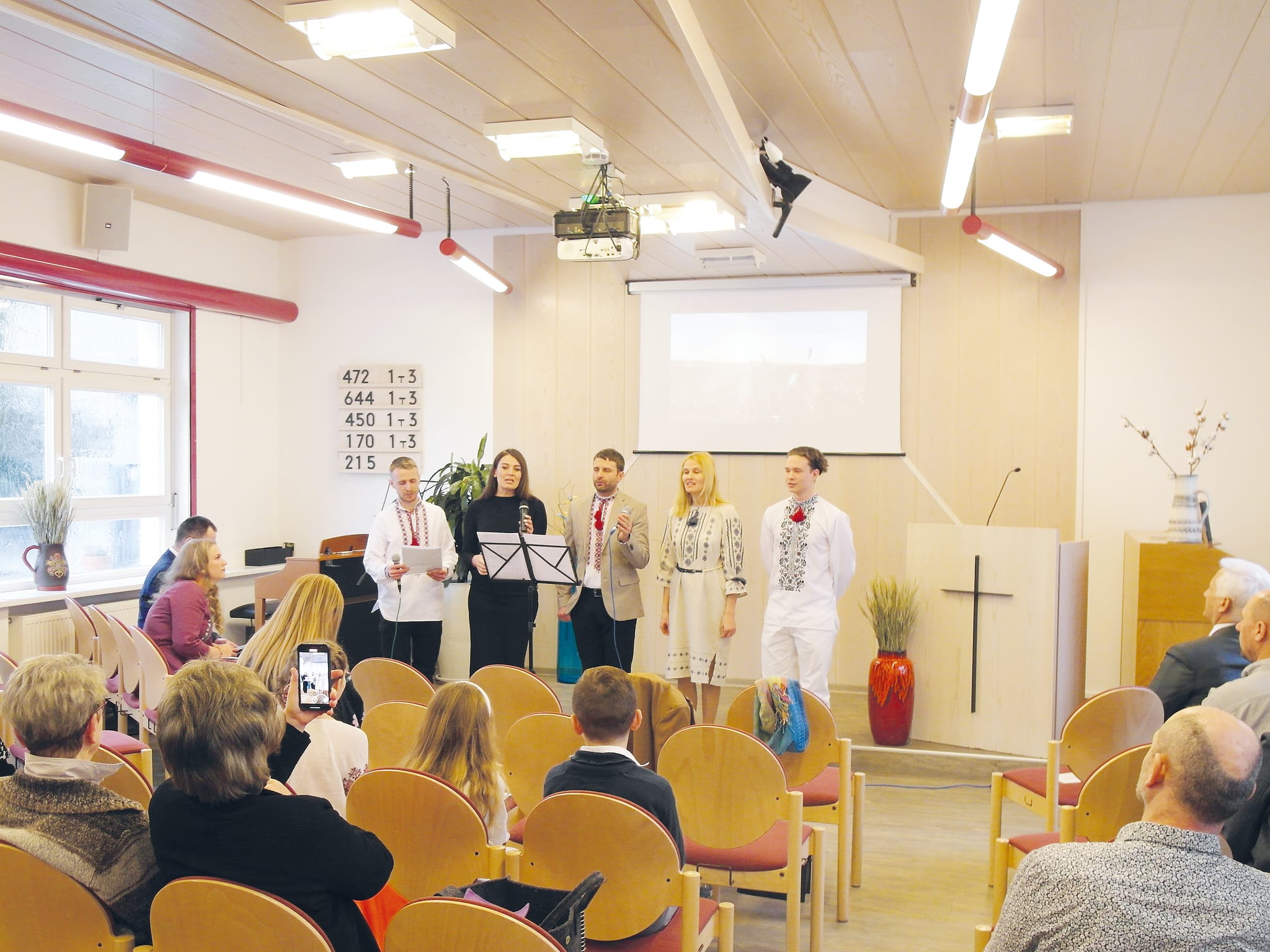Beim Friedensgebet zum Gedenktag für den russischen Angriffskrieg auf die Ukraine in der Adventgemeinde Böblingen präsentierten geflüchtete Menschen, die derzeit in der Region Stuttgart leben, ukrainische Lieder. Bild: Staber