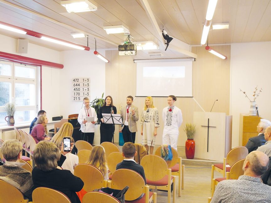 Beim Friedensgebet zum Gedenktag für den russischen Angriffskrieg auf die Ukraine in der Adventgemeinde Böblingen präsentierten geflüchtete Menschen, die derzeit in der Region Stuttgart leben, ukrainische Lieder. Bild: Staber