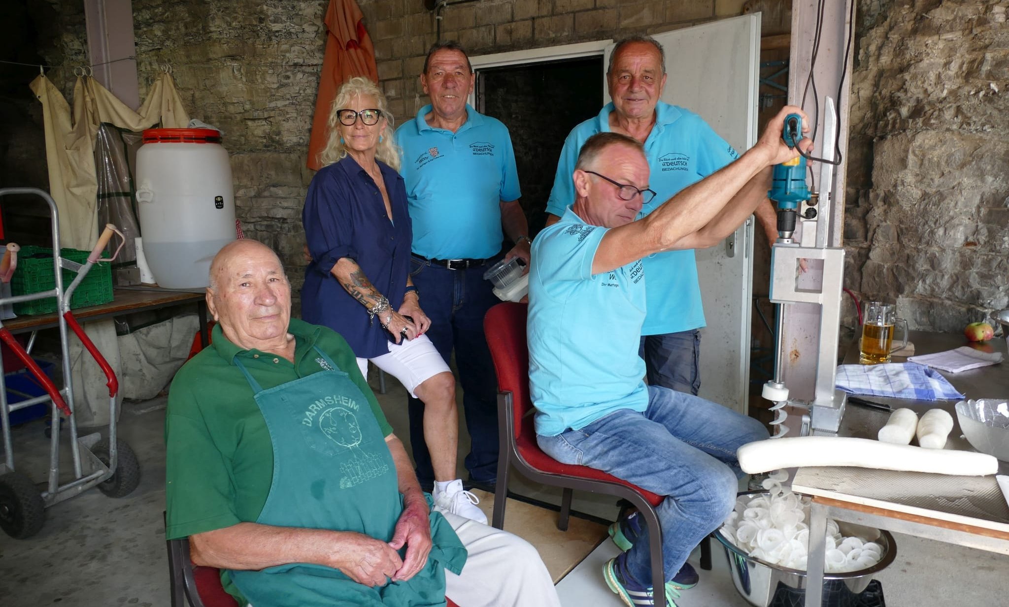 Vincenzo Mangianelli, Ursula Rebmann, Rudi König, Charly Kienle und an der Maschine Elmar Sautter (von links) im Vereinsheim in der Döffinger Straße.