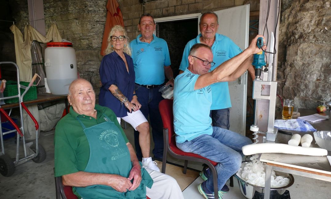 Vincenzo Mangianelli, Ursula Rebmann, Rudi König, Charly Kienle und an der Maschine Elmar Sautter (von links) im Vereinsheim in der Döffinger Straße.