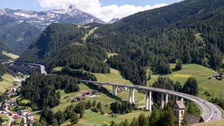Gries: Autos und LKW fahren über den Brenner (Autobahn A13).