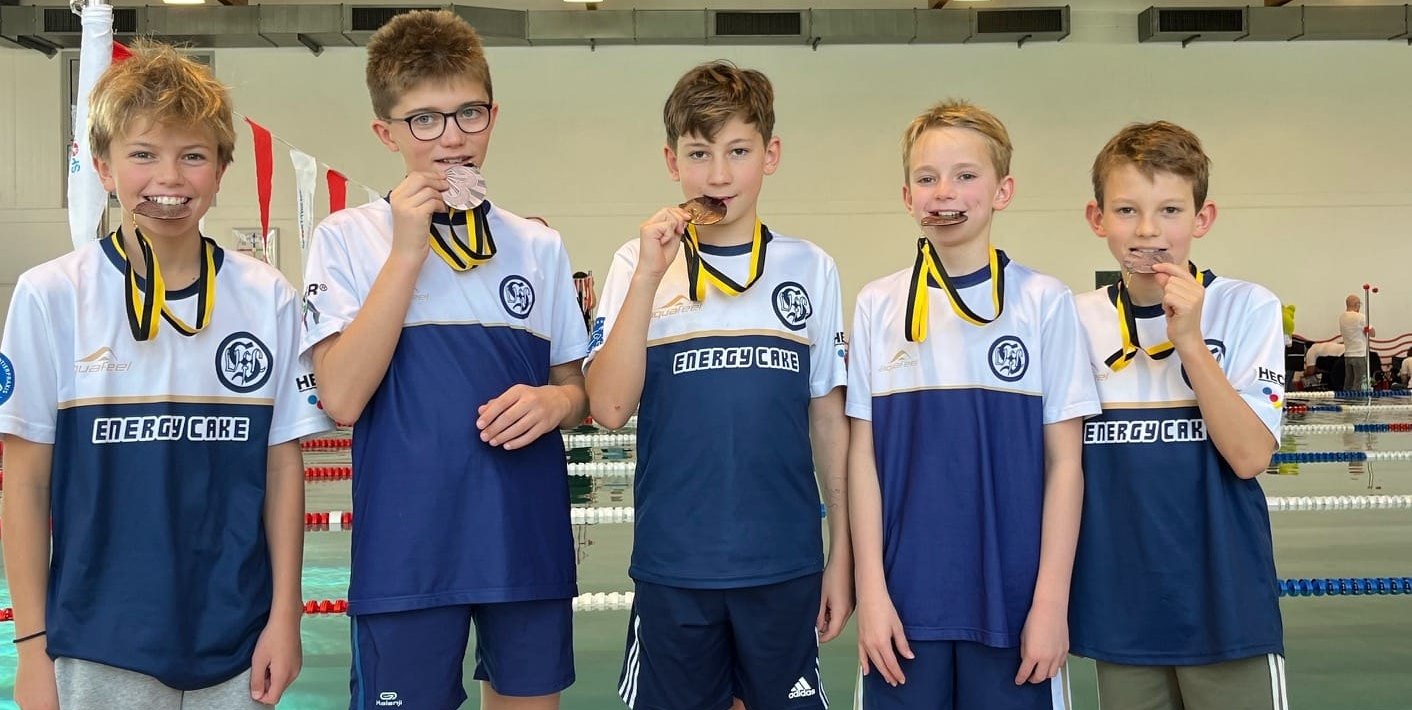 Ein kurzer Biss in die Medaillen. Die jungen Sindelfinger Schwimmer überzeugen beim Finale des Deutschen  Mannschaftswettbewerbs. Bild: z