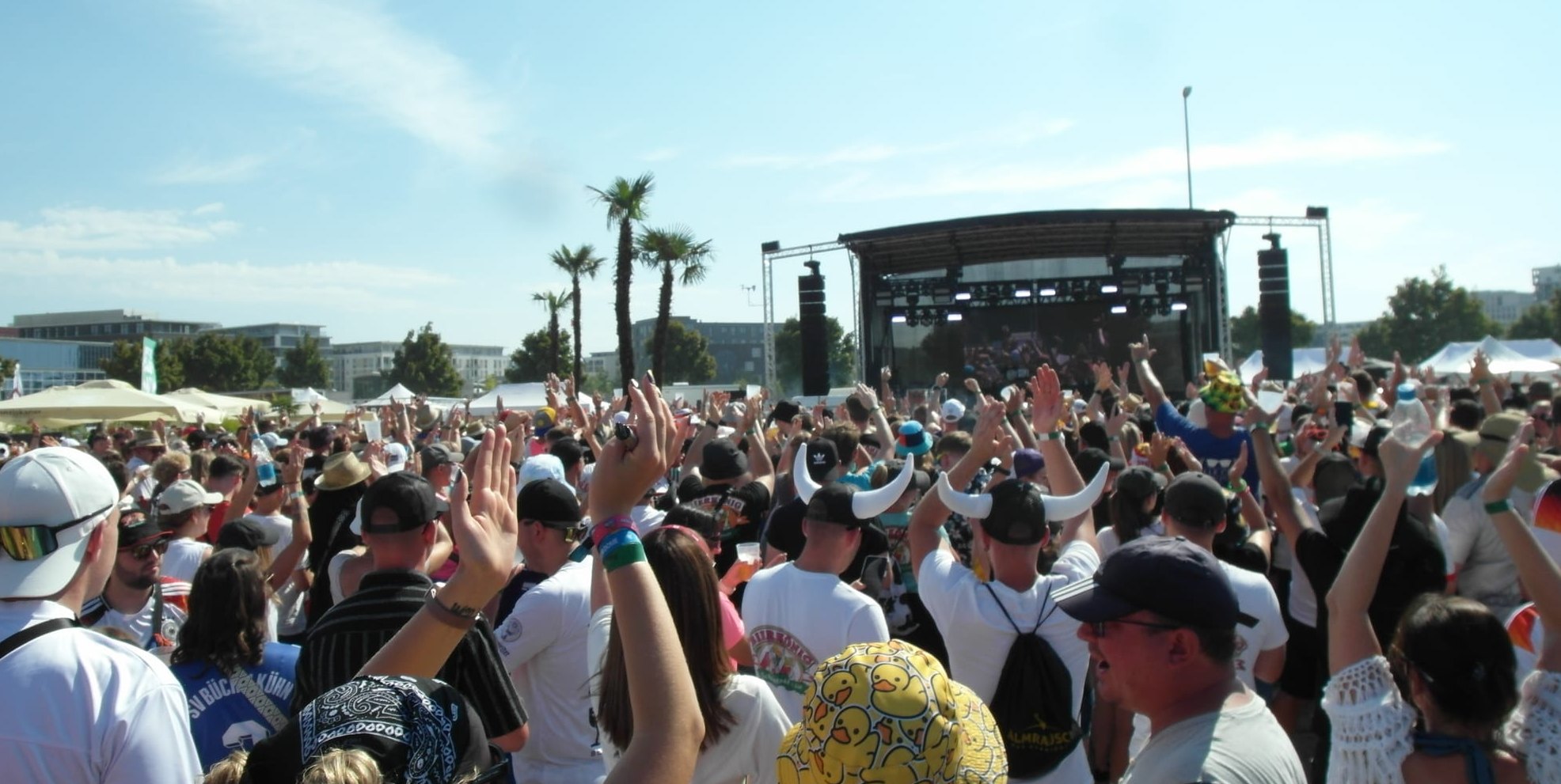 Feiern in der Gluthitze: „Mallorca Total“ auf dem Flugfeld.