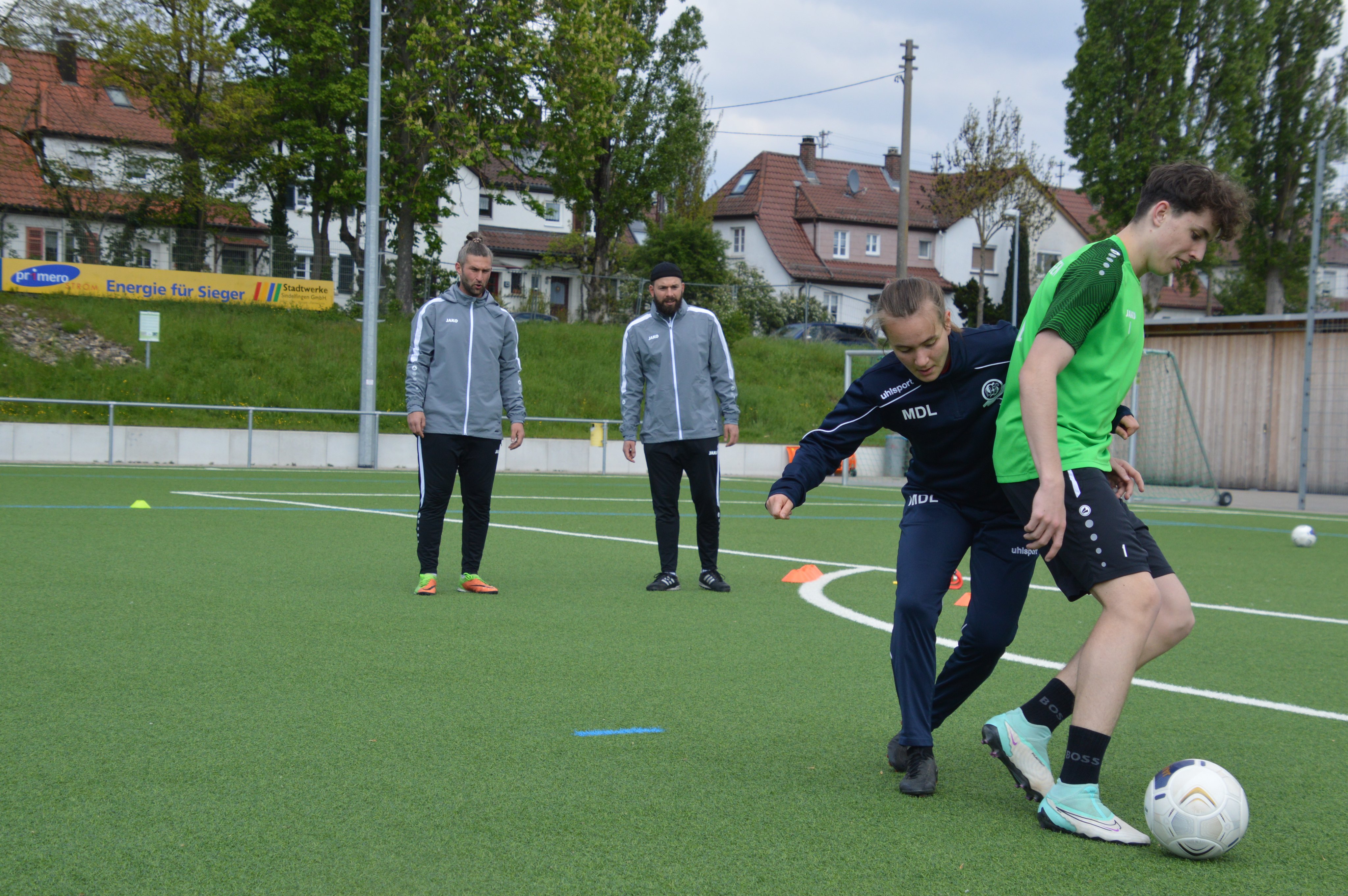 Maikel Boric (links) und Hakan Cakmak schauen genau hin. was Theo Riedel (GSV Maichingen) und Marlies Della Latta (VfL Herrenberg) mit und ohne Ball machen. Bild: Zvizdiç