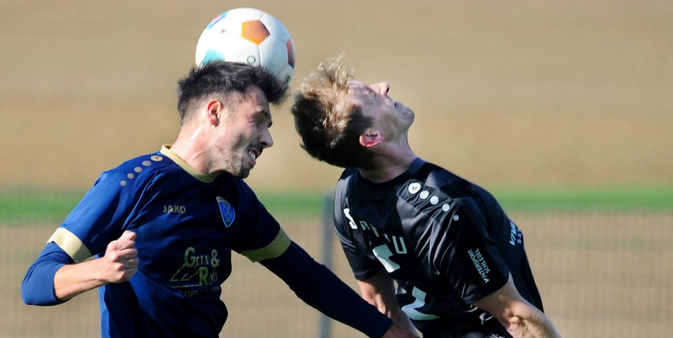 Darmsheim Manuel Deichsel (links) im Kopfballduell mit Noel Hellmann.