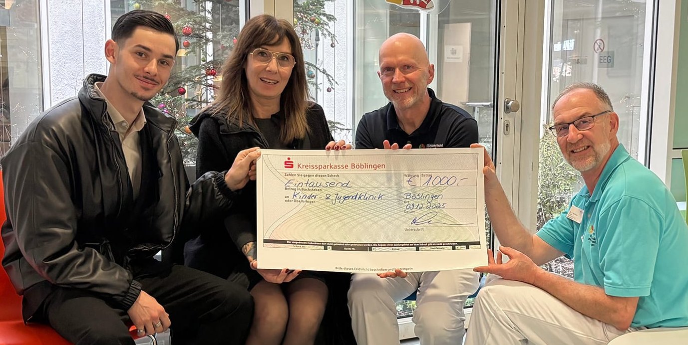 Von links: Joel und Loredana Rosandic mit Dr. Lutz Feldhahn, geschäftsführender Chefarzt der Kinderklinik, und Dr. Gerald Nachtrodt, Chefarzt und Leiter der Neonatologischen Intensivstation.