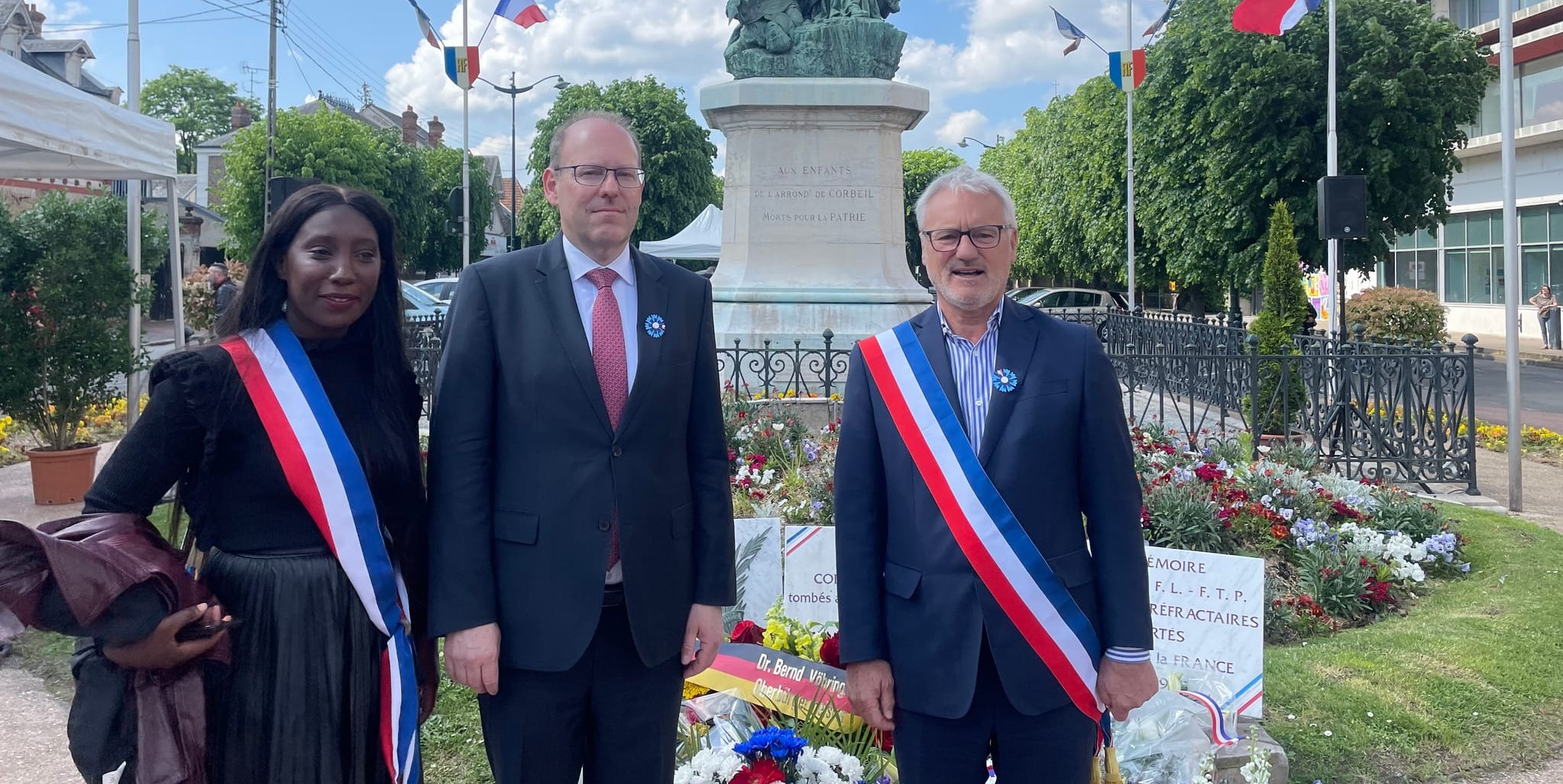 Beim letzten offiziellen Besuch von Sindelfingens Oberbürgermeister Dr. Bernd Vöhringer (Mitte) in Corbeil-Essonnes zogen Assa Doucouré (links), die als beigeordnete Bürgermeisterin für internationale Beziehungen der Stadt verantwortlich ist, noch an einem Strang. Einen Monat vor den Kommunalwahlen hat sich Assa Doucouré, die letzten November noch die französische Delegation in Sindelfingen leitete, von Bürgermeister Bruno Piriou (rechts) distanziert und kandidiert auf einer anderen Liste.