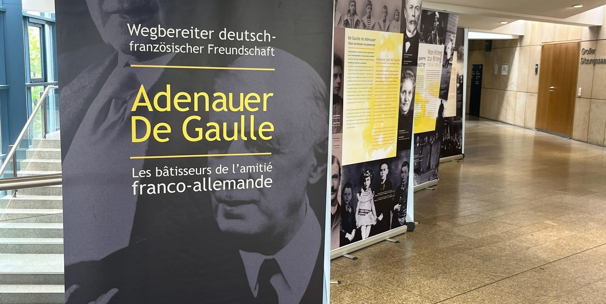 Auf 20 Tafeln wird die Beziehung zwischen Adenauer und de Gaulle von 1958 bis zum Abschluss des Élysée-Vertrags gezeigt.