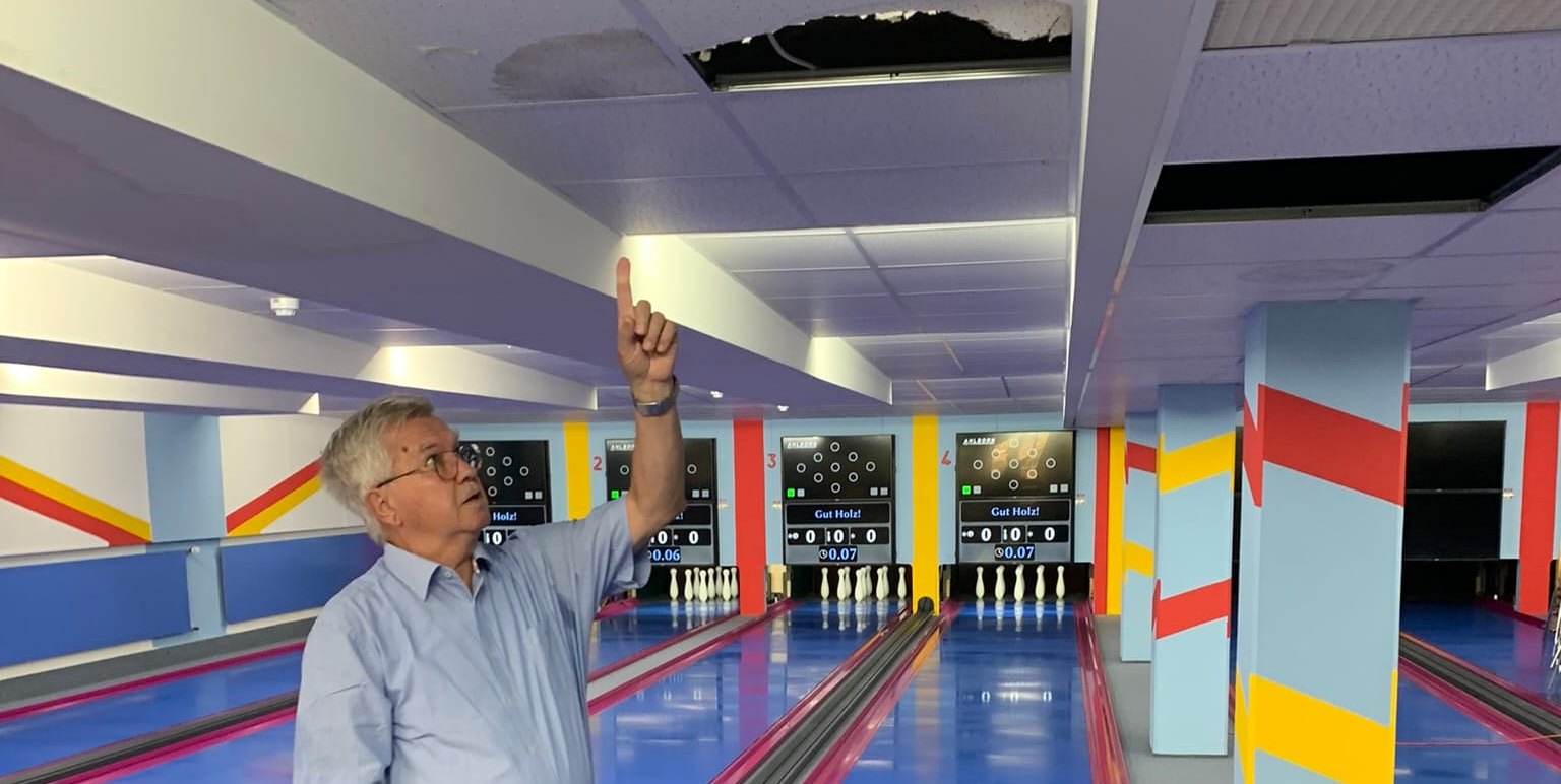 Stevan Fuks zeigt Richtung kaputte Decke.