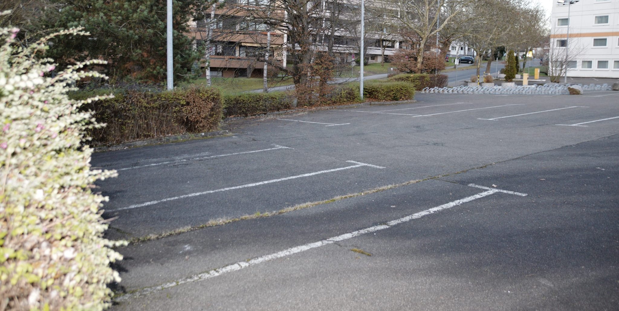 Vor der Flüchtlingsunterkunft in der Viehweide sind alle Parkplätze frei.
