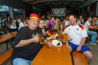 Deutschland-Fans feiern den Sieg gegen die Elfenbeinküste im Böblinger Bootshaus