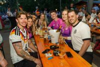 Deutschland-Fans feiern den Sieg gegen die Elfenbeinküste im Böblinger Bootshaus