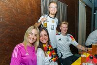 Deutschland-Fans feiern den Sieg gegen die Elfenbeinküste im Böblinger Bootshaus
