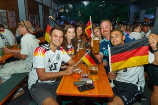 Deutschland-Fans feiern den Sieg gegen die Elfenbeinküste im Böblinger Bootshaus