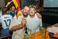 Deutschland-Fans feiern den Sieg gegen die Elfenbeinküste im Böblinger Bootshaus