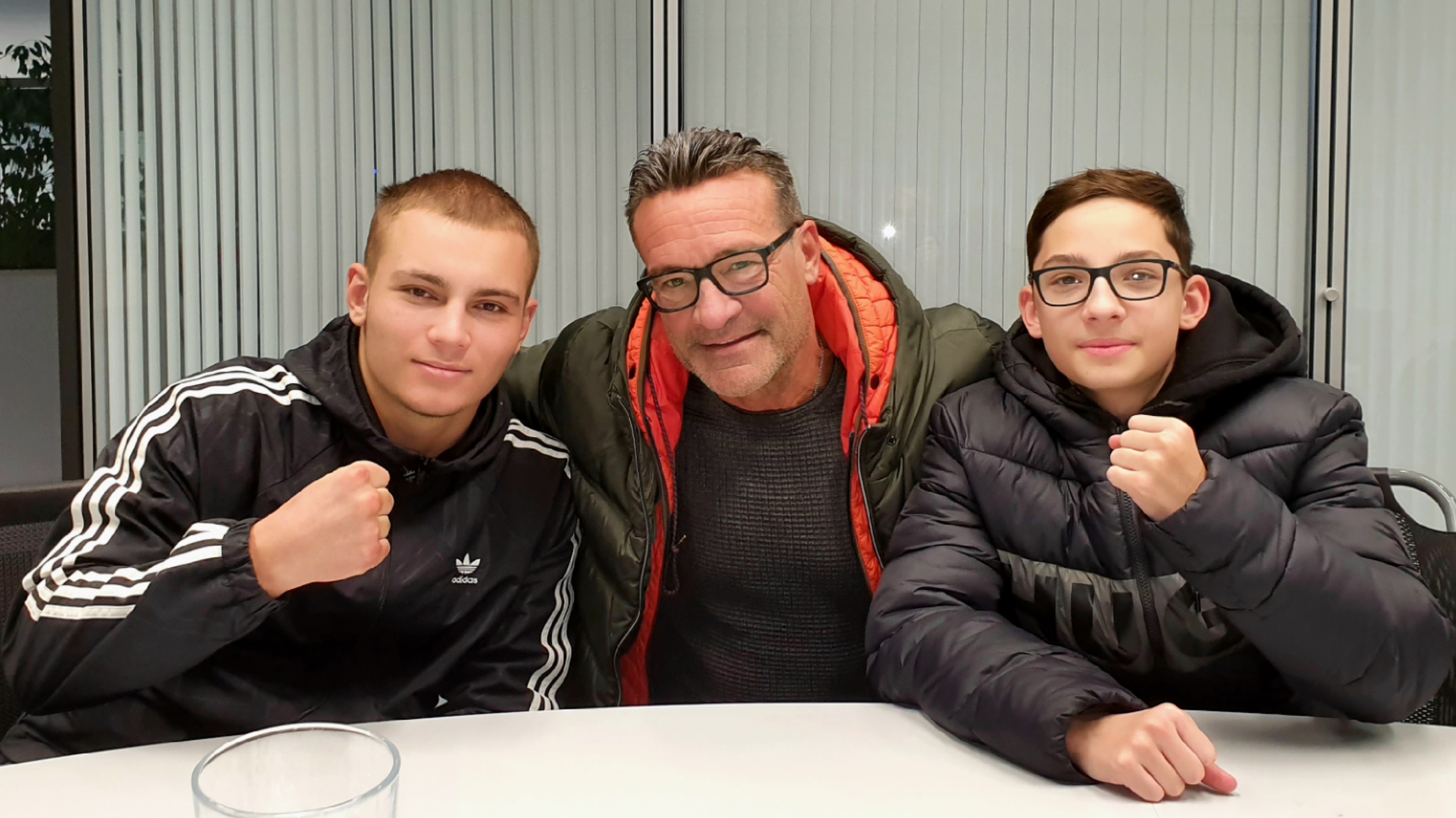 Der stellvertretende Abteilungsleiter Thomas Kugler (Mitte) mit seinen talenierten Boxern Roman Vlasenko (rechts) und Renato Gavril. Bild: Hamann