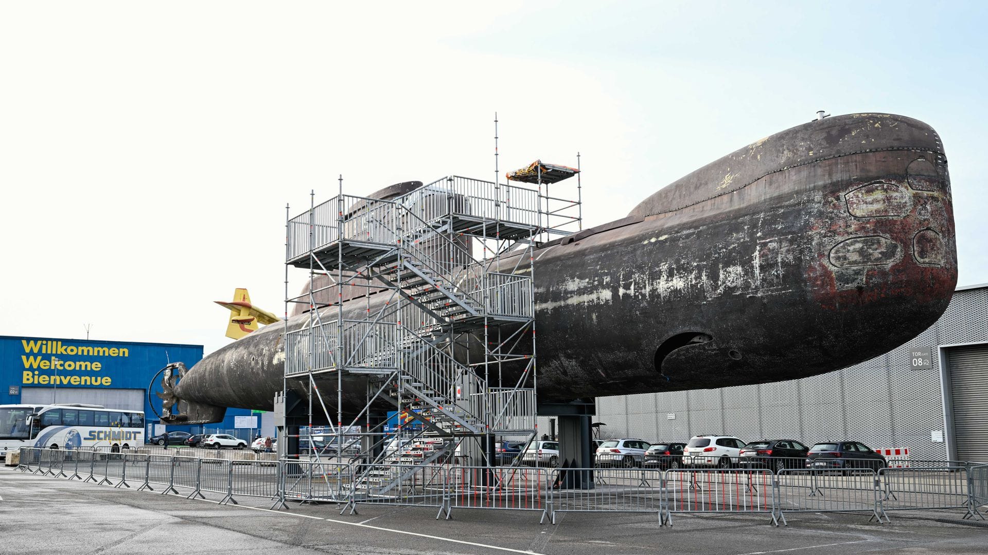 Das ehemalige U-Boot U-17 steht auf einem Parkplatz vor dem Technikmuseum.
