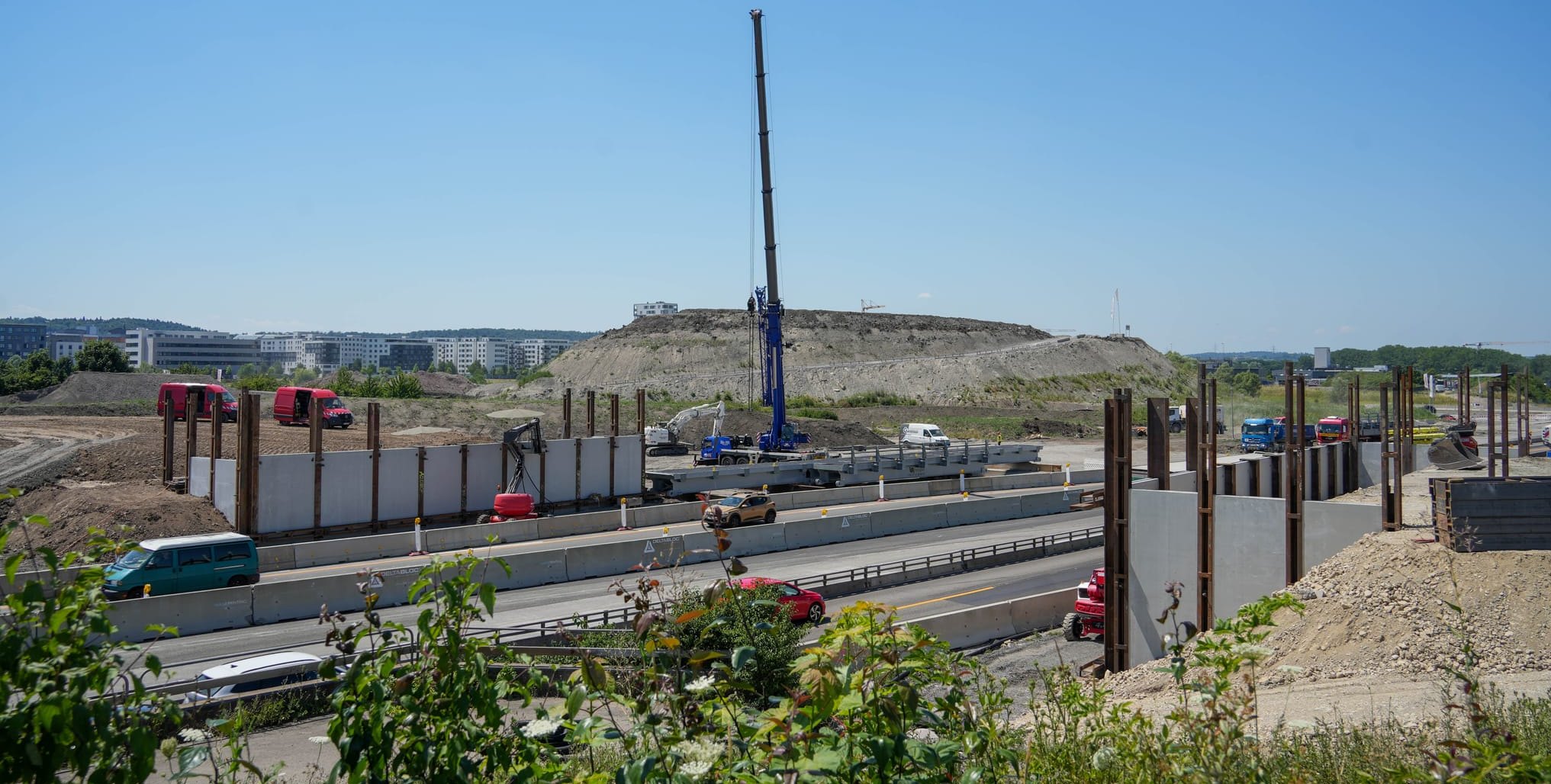Weil die provisorische Brücke an der Wolfgang-Brumme-Allee eingehoben wird, muss die A81 gesperrt werden.