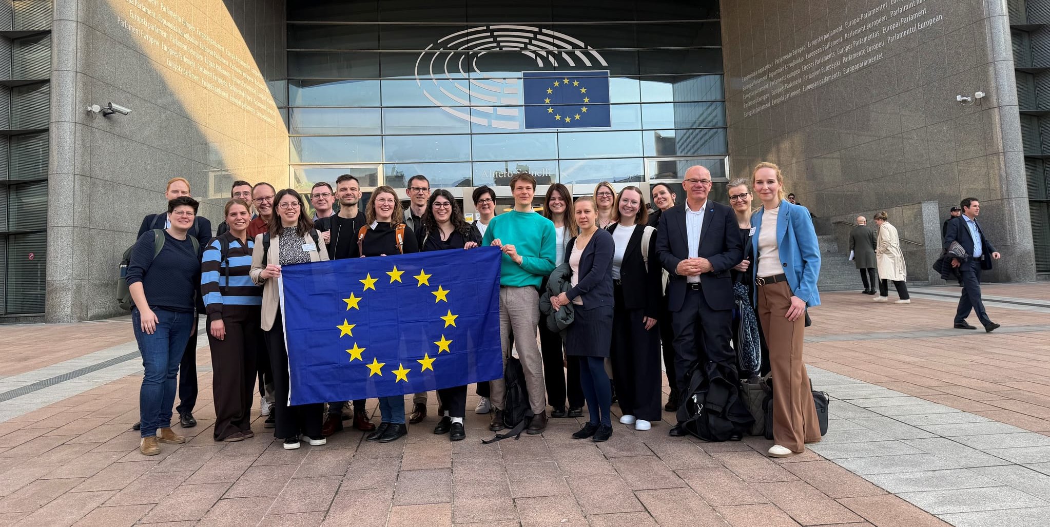 Die Vertreter der Leader-Managements mit der Europafahne in Brüssel.