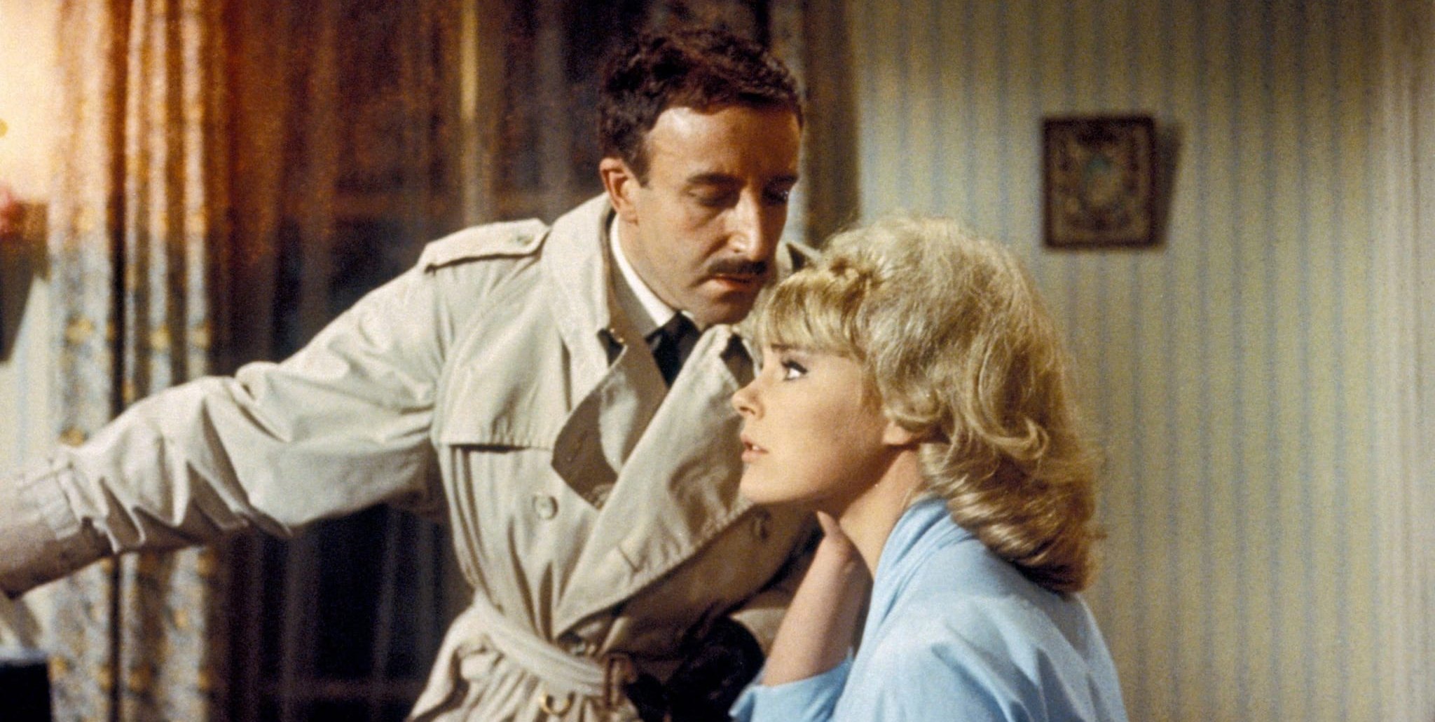 Elke Sommer und Peter Sellers hören eben den „Schuss im Dunkeln“.
