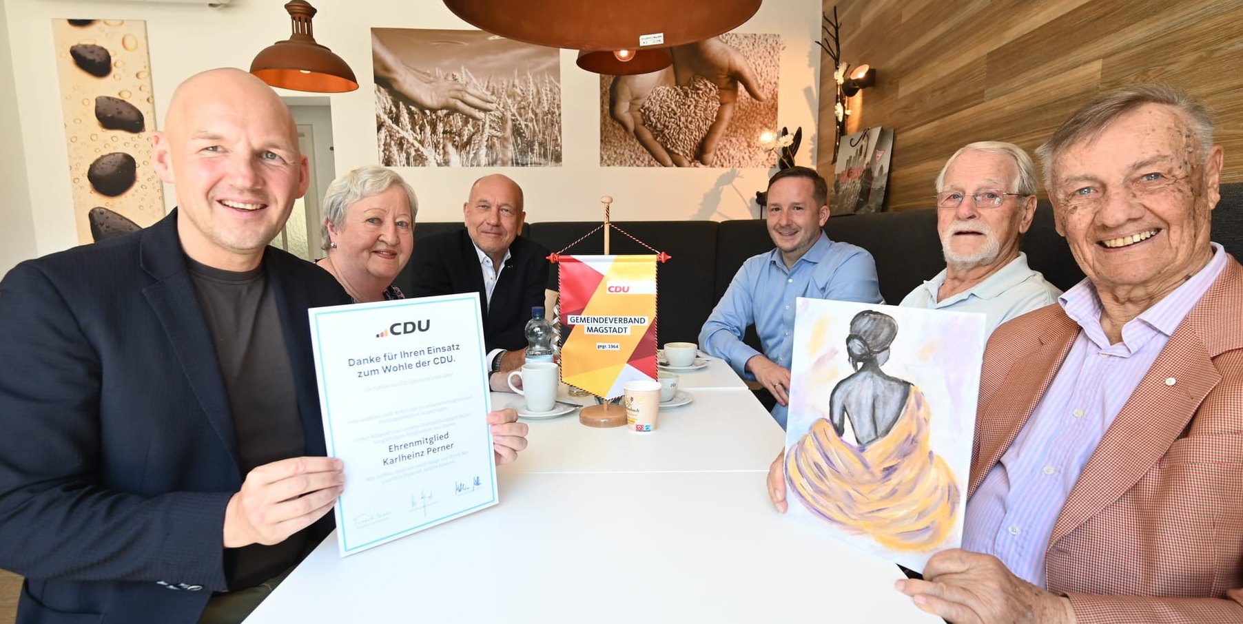 Karlheinz Perner (rechts) und die kleine Feierrunde zu seiner Ehrenmitgliedschaft (von links): Marc Biadacz, Claudia Fleischmann, Karl-Heinz Hoepfner, Florian Glock und Hartmut Fleischmann. Bild: Reichert