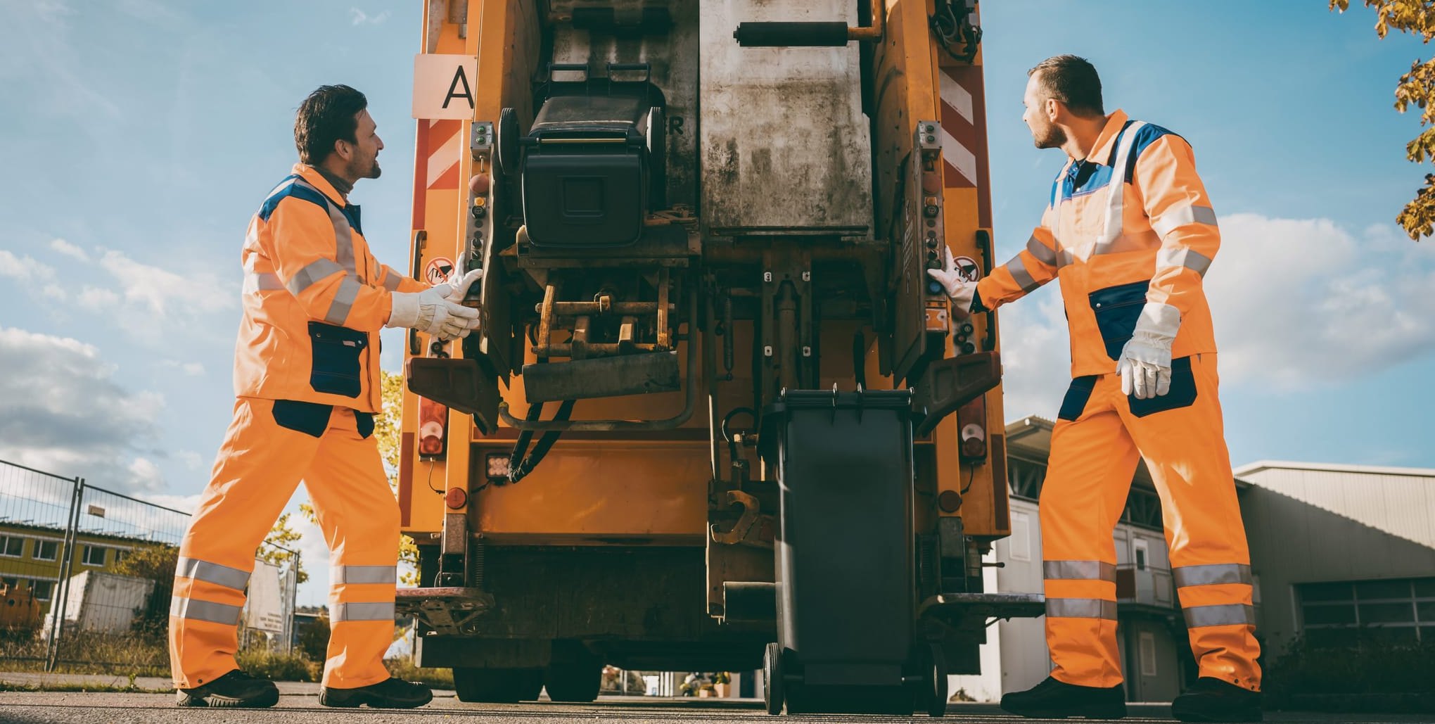 Auch bei den Müllautos des Abfallwirschaftsbetriebs kommt der Kraftstoff HVO 100 in den Tank. 	Bild: Adobe Stock