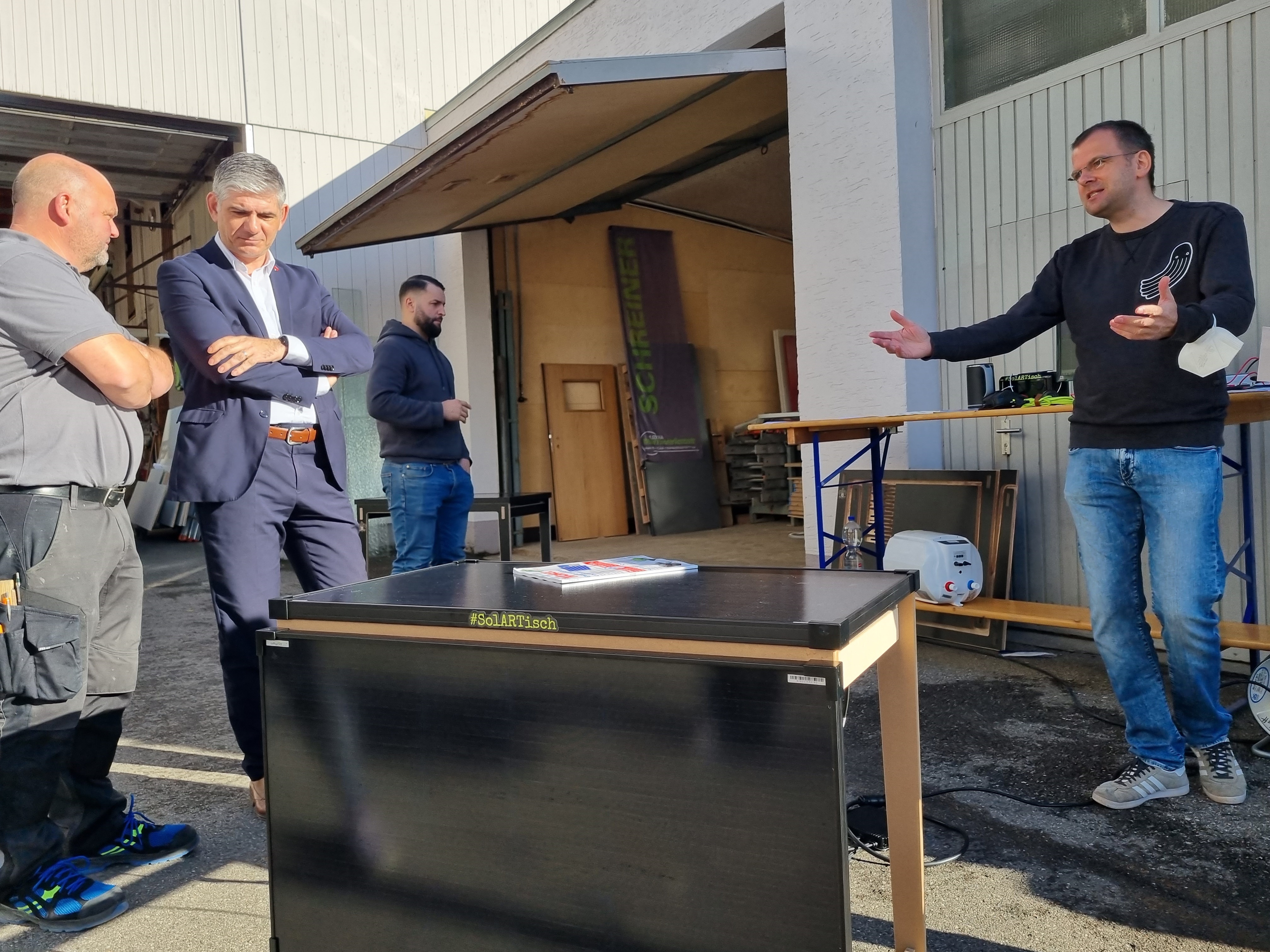 Markus Ruzicka (von links), Bürgermeister Ioannis Delakos, Christopher Neurauter und Guido Burger präsentieren den Holzgerlinger Solartisch: Ihr Wunsch ist es, dass möglichst viele dieser Modelle auf vielen Terrassen und Balkonen Grüne Energie liefern. Bild: Hamann