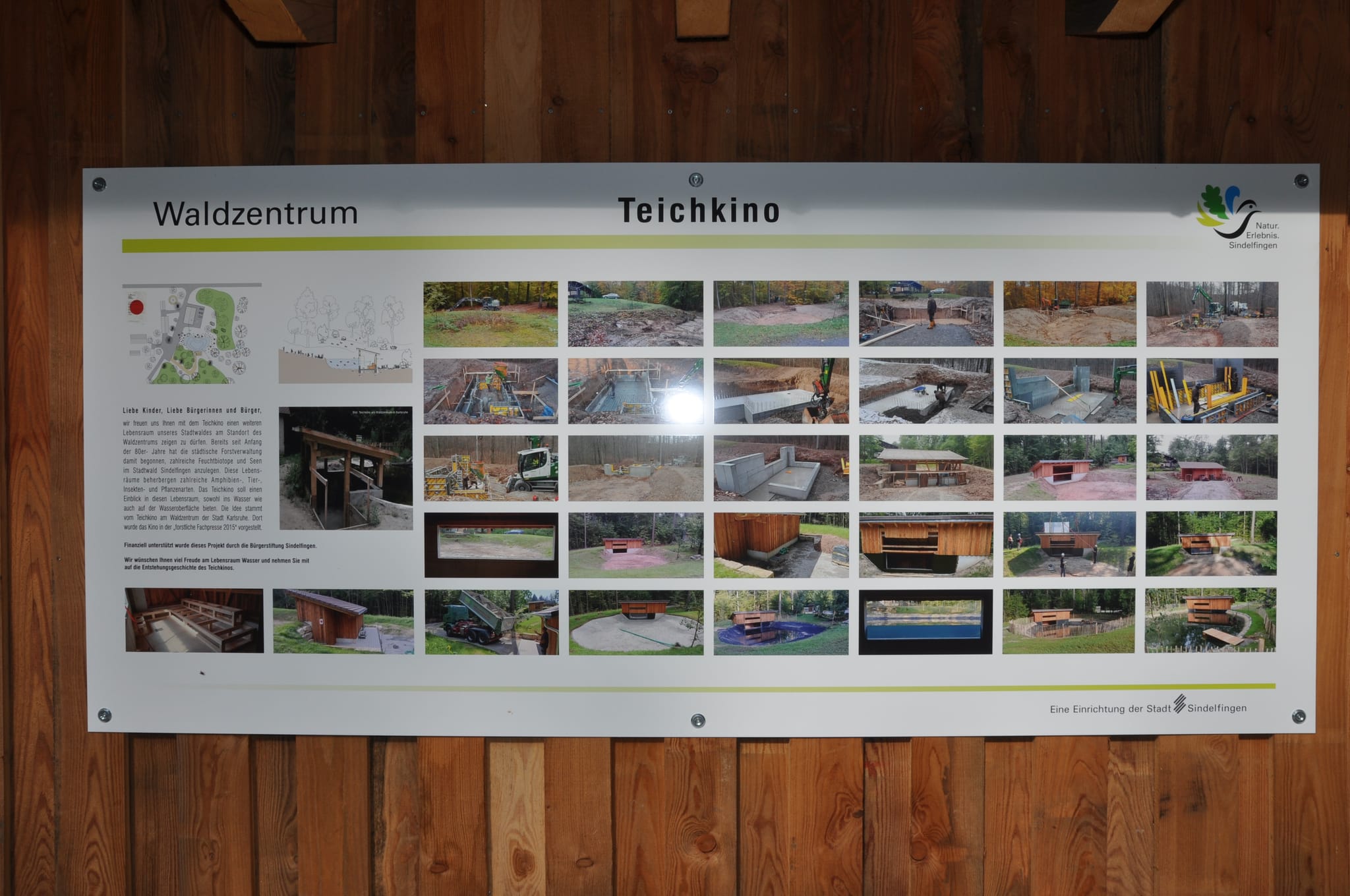 Eine Tafel am Teichkino erklärt dessen Entstehungsgeschichte.