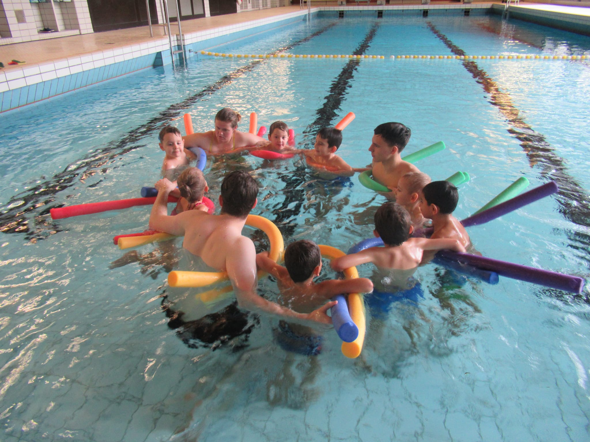 Mit den Schwimmnudeln fühlen sich die Vorschulkinder sicher im Wasser. Bild: z