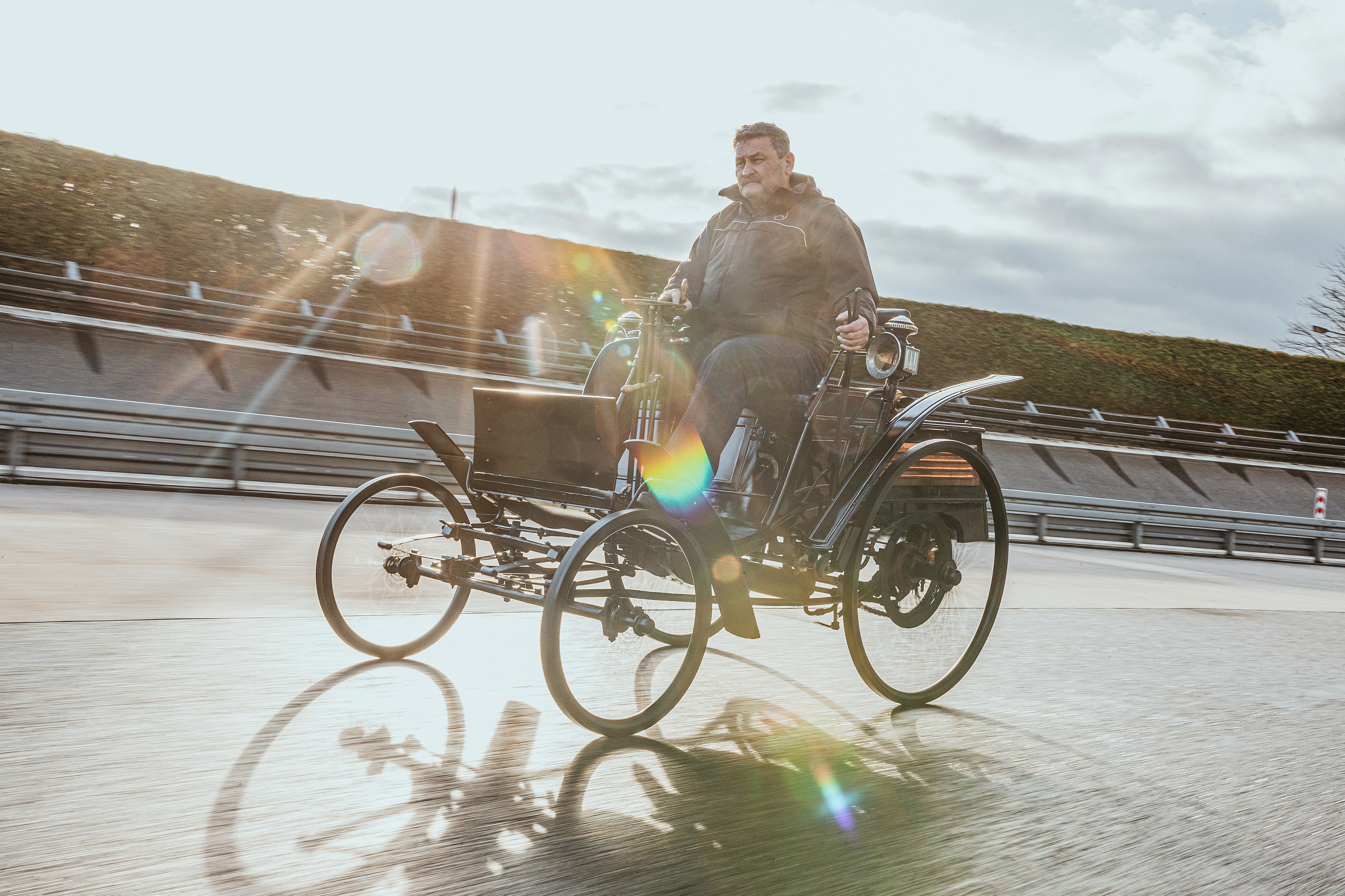 Erstes Serienautomobil vor 130 Jahren: Das Benz Motor-Velociped fährt in die Zukunft.