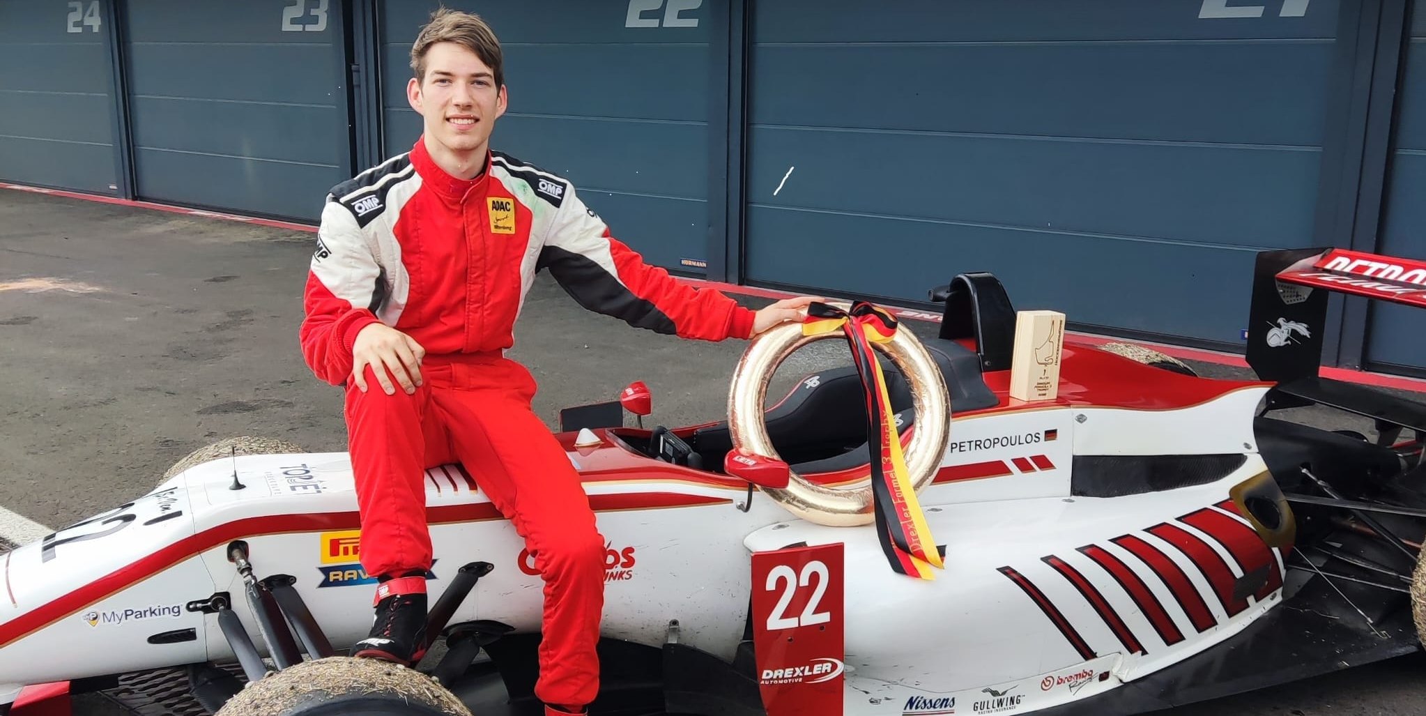 Der Maichinger Andre Petropoulos nach dem Rennen in Hockenheim mit dem goldenen Siegerrad. Bild: z