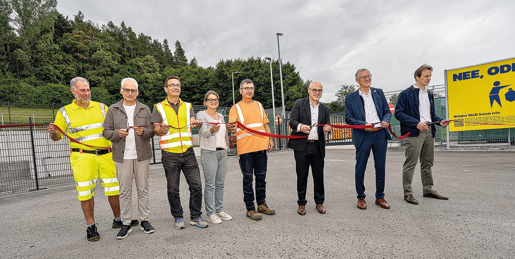 Am neuen Bauhof wird zum Zeichen der Einweihung ein rotes Band durchgeschnitten. Auf unserem Foto von links: Wassermeister Steffen Wolff, Architekt Andreas Zweifel, Torsten Ehrler von den IBB-Würm-Ingenieuren, Ortsbaumeisterin Eva Schikotanz, Bauhofleiter Peter Mutschler, Bürgermeister Martin Thüringer, Landrat Roland Bernhard, stellvertretender Landrat Martin Wuttke.