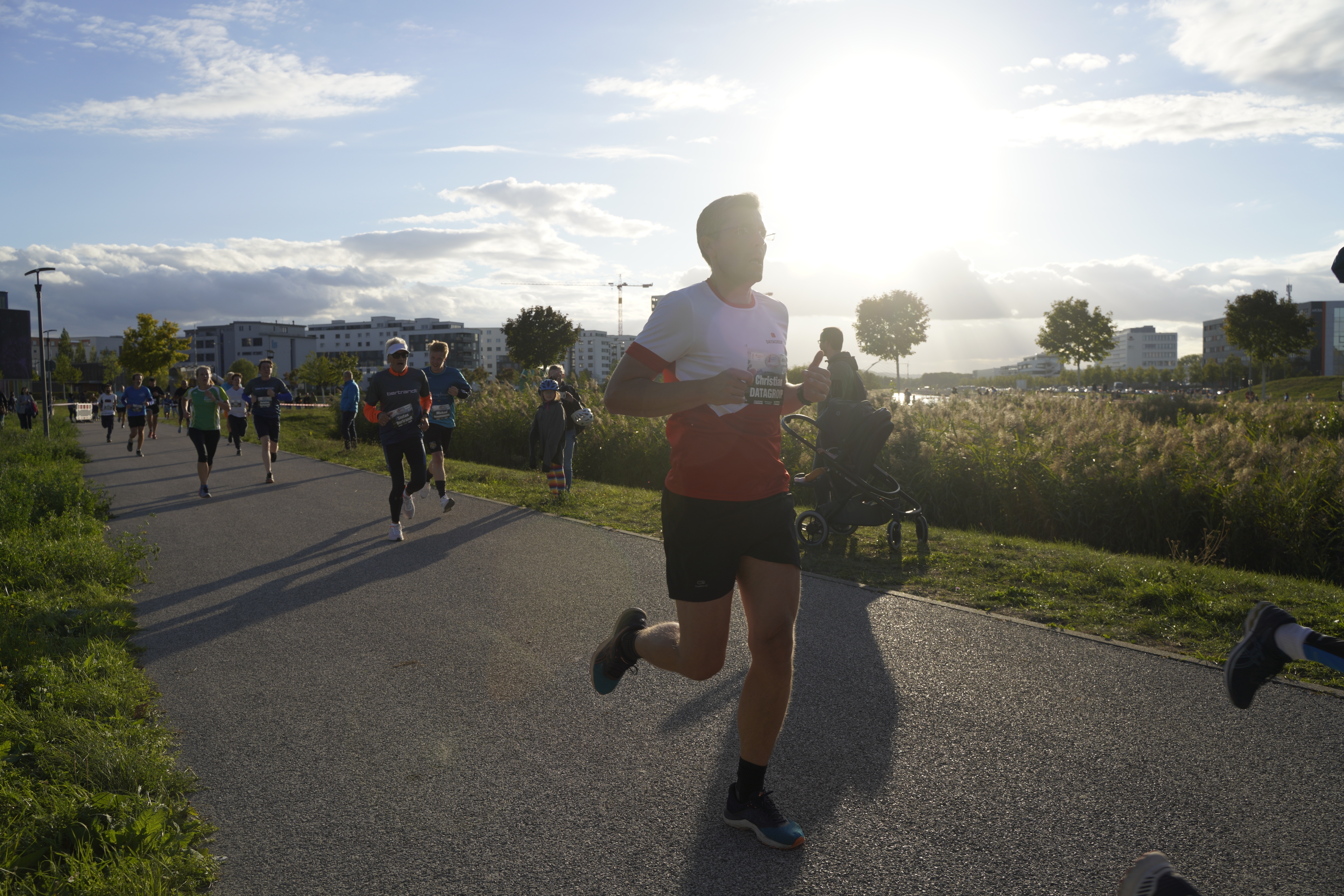 Im Laufschritt durch die Dienstagabend-Sonne.      Bild: Dettenmeyer