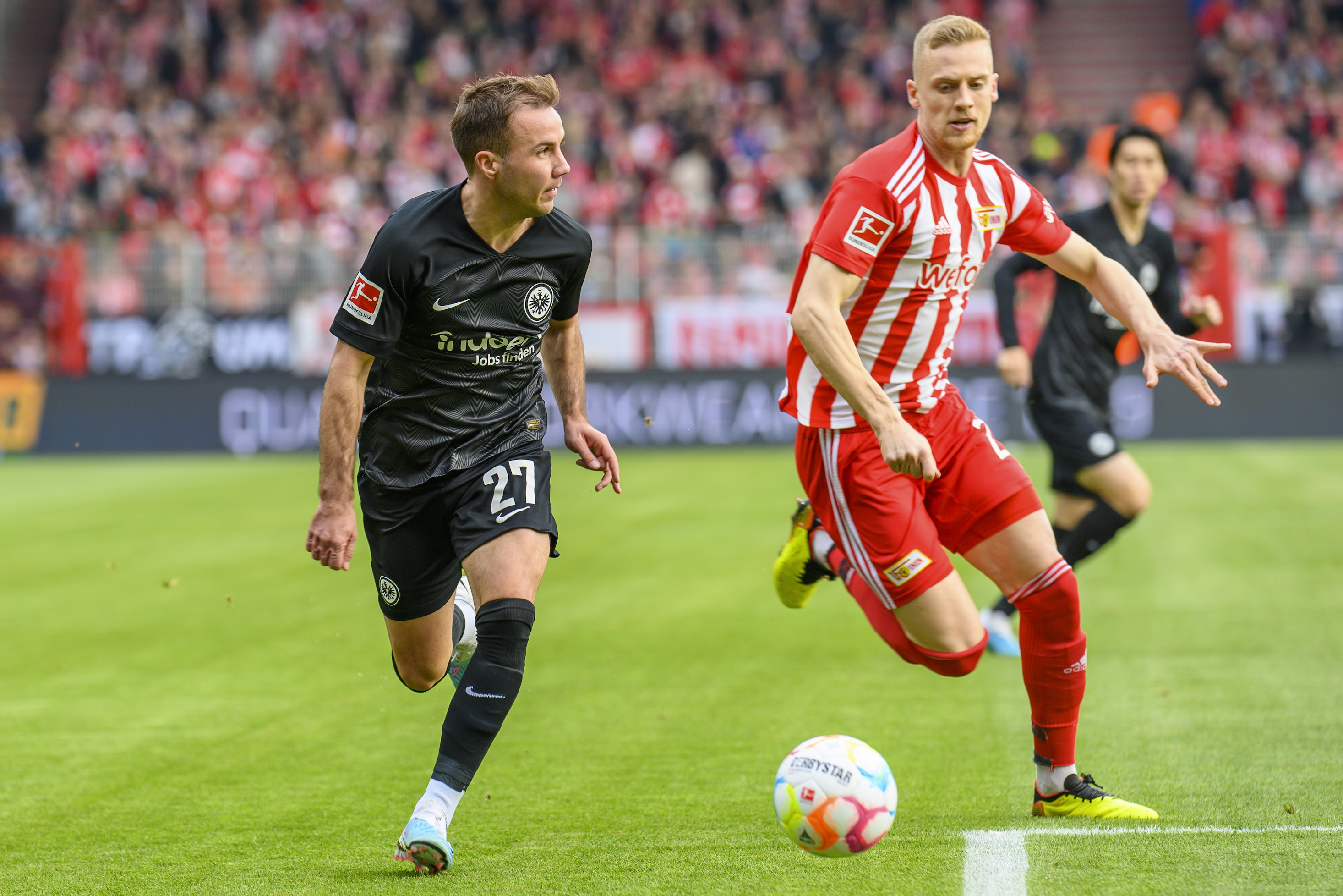 Timo Baumgartl (rechts) im Trikot von Union Berlin in einem Laufduell mit Weltmeister Mario Götze. Bild: Eibner