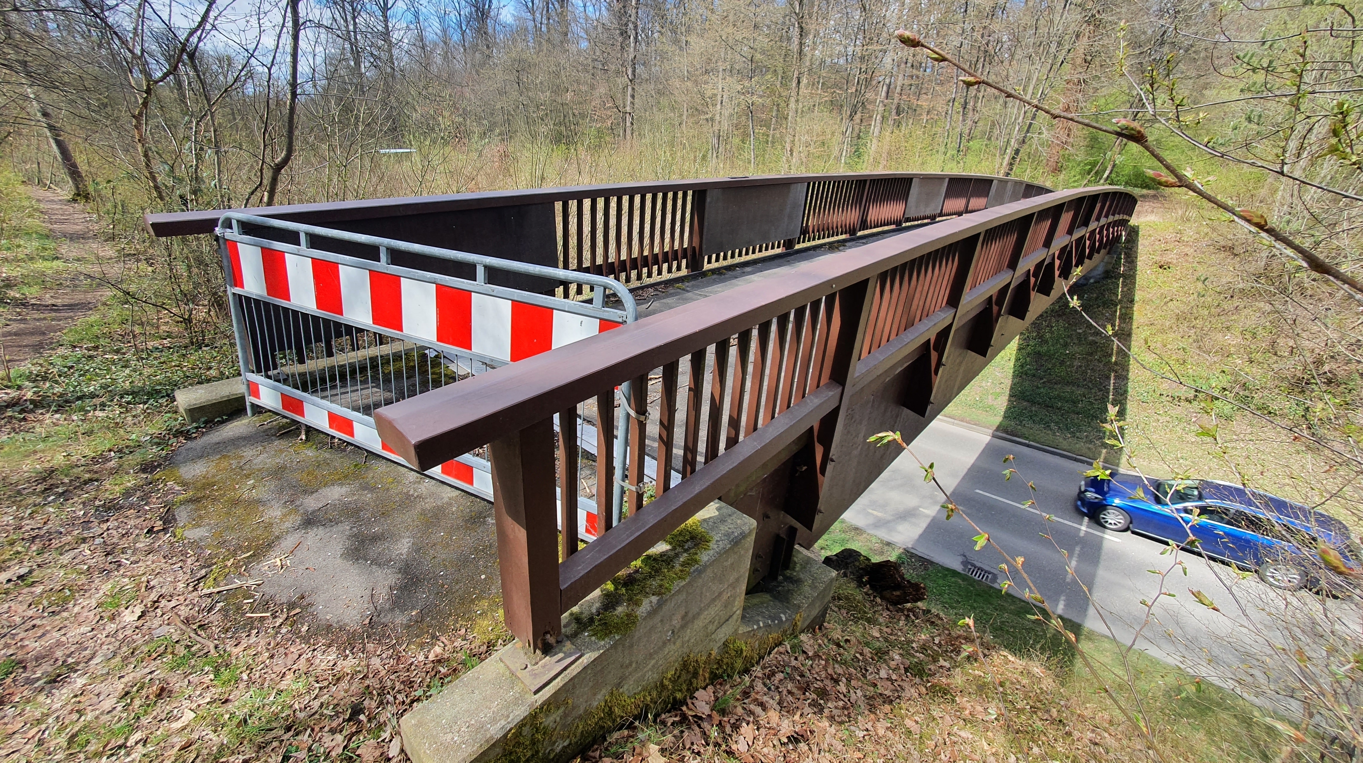 April 2022, es ist Frühling und die Brücke schon über ein Jahr gesperrt. Es wird geprüft, wie es weitergeht.   Bild: Wegner/A