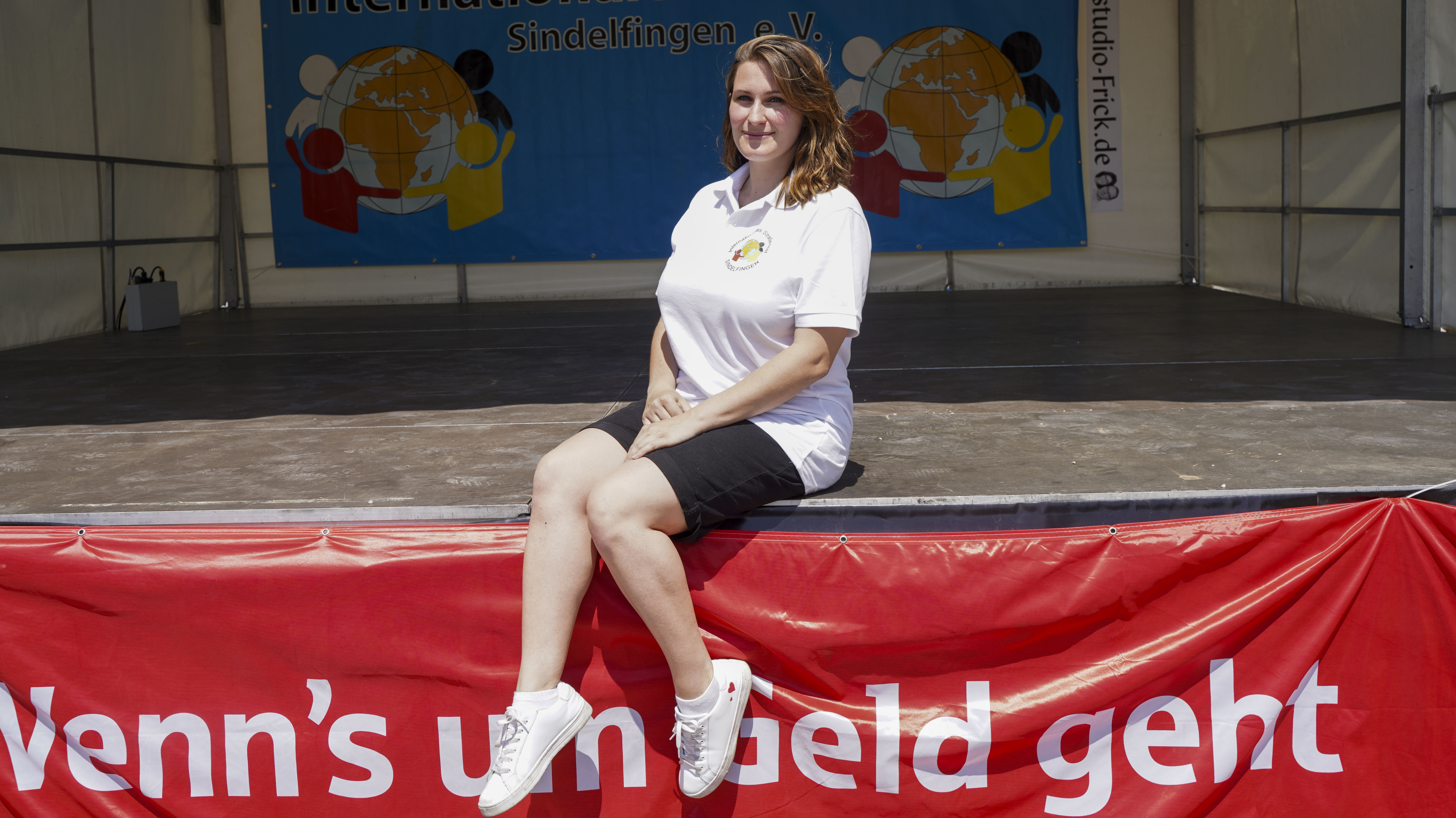 Vier Stunden vor der Eröffnung atmet Marion Marino mal kurz durch. Diese Bühne steht auf dem Grünen Platz. Es gibt noch sechs weitere.        Bild: Dettenmeyer
