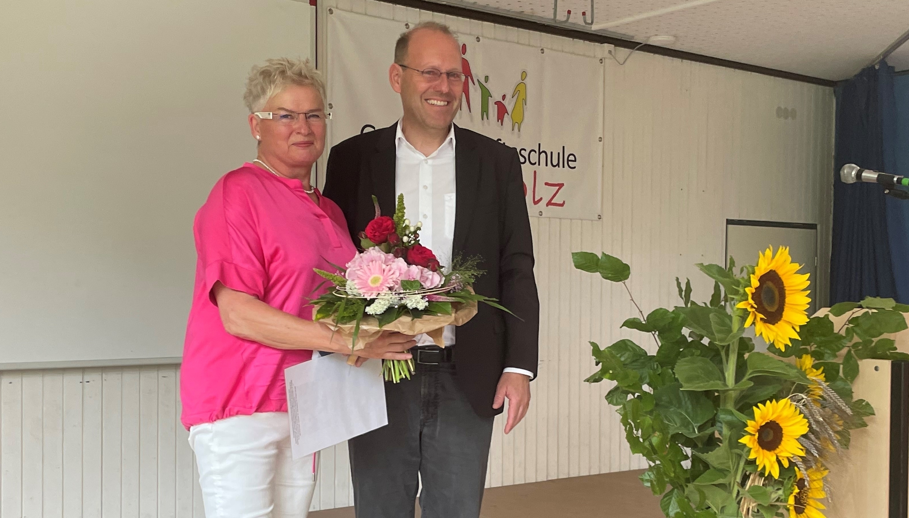 Sindelfingens Oberbürgermeister Dr. Bernd Vöhringer bedankte sich bei Barbara Knöbl für die gute Zusammenarbeit und lobte ihr Engagement. Bild: Gospodarczyk