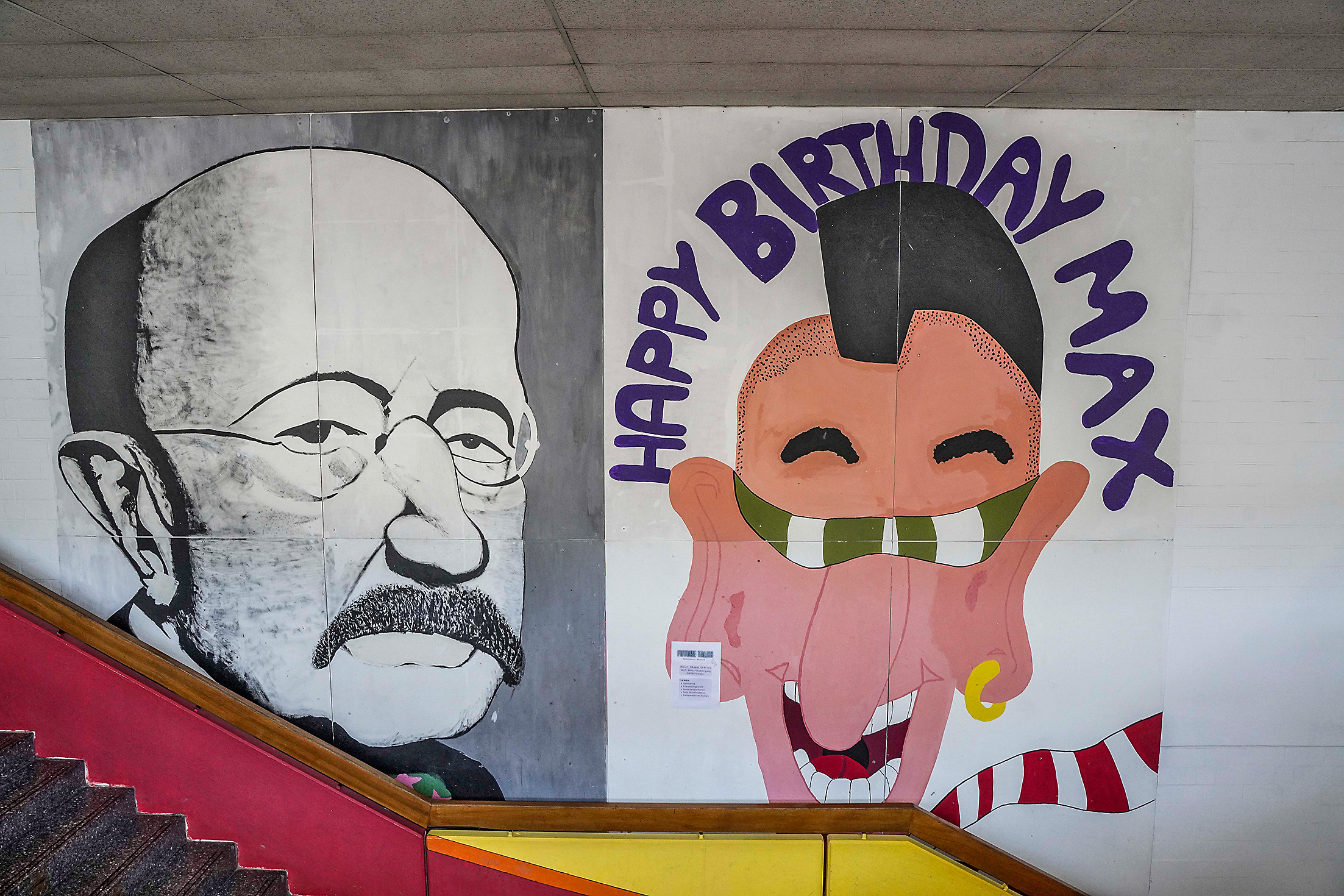 Die Bilder von Namensgeber Max Planck und Symbolfigur Max Punk hängen seit rund 40 Jahren im Treppenhaus des Max-Planck-Gymnasiumseinträchtig nebeneinander.     Bild: Dettenmeyer