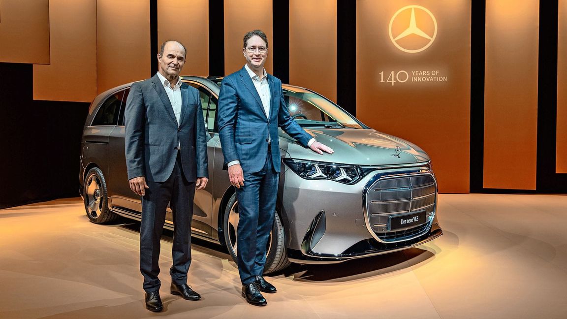 Mercedes-Aufsichtsratschef Martin Brudermüller (links) und der Vorstandsvorsitzende Ola Källenius mit der neuen elektrischen Grand Limousine VLE.