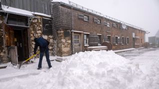 Schneeschippen auf der Zugspitze im September 2024 (Archiv)