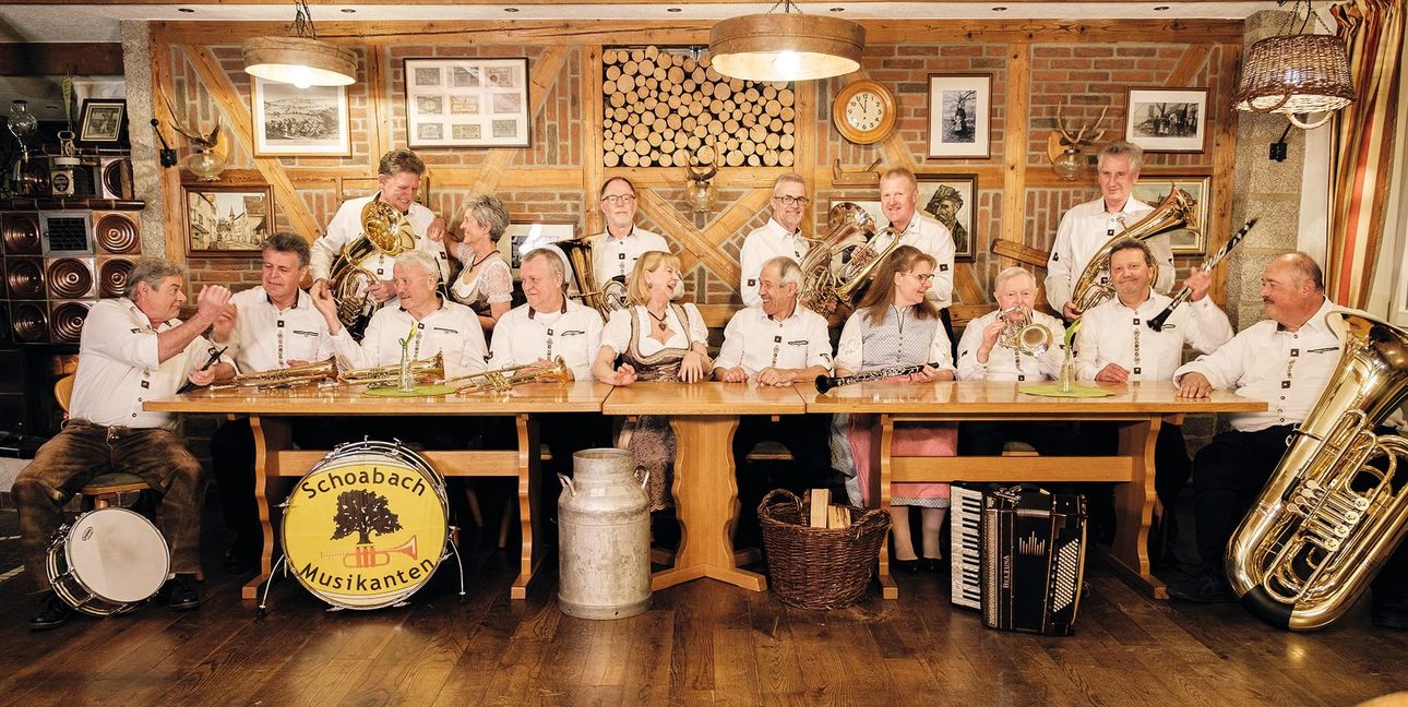 Die Stoabach Musikanten spielen in Böblingen.
