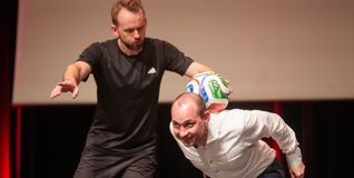 Fußballartist Camill Hauser hilft nur ein bisschen, OB Dr. Setfan Belz meistert den Fußball-Trick.