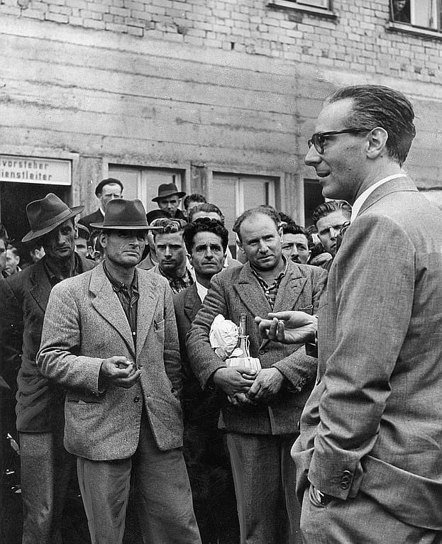 Anfang der 1950er-Jahren werden italienische Landarbeiter bei ihrer Ankunft am Ulmer Bahnhof von ihrem Konsul Alberto Iozzi begrüßt.