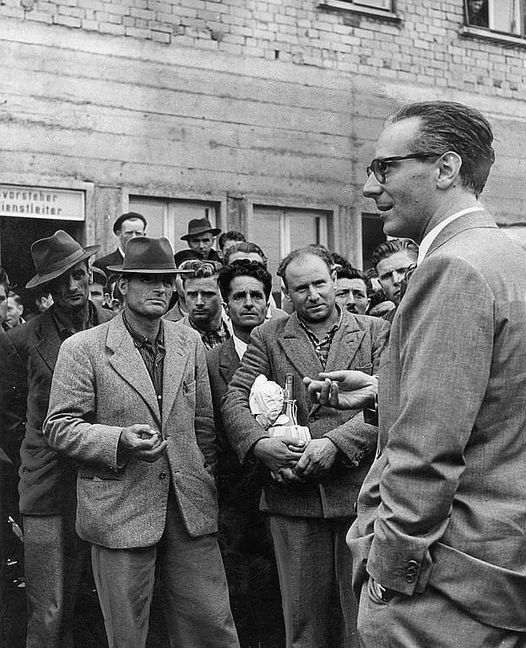 Anfang der 1950er-Jahren werden italienische Landarbeiter bei ihrer Ankunft am Ulmer Bahnhof von ihrem Konsul Alberto Iozzi begrüßt.