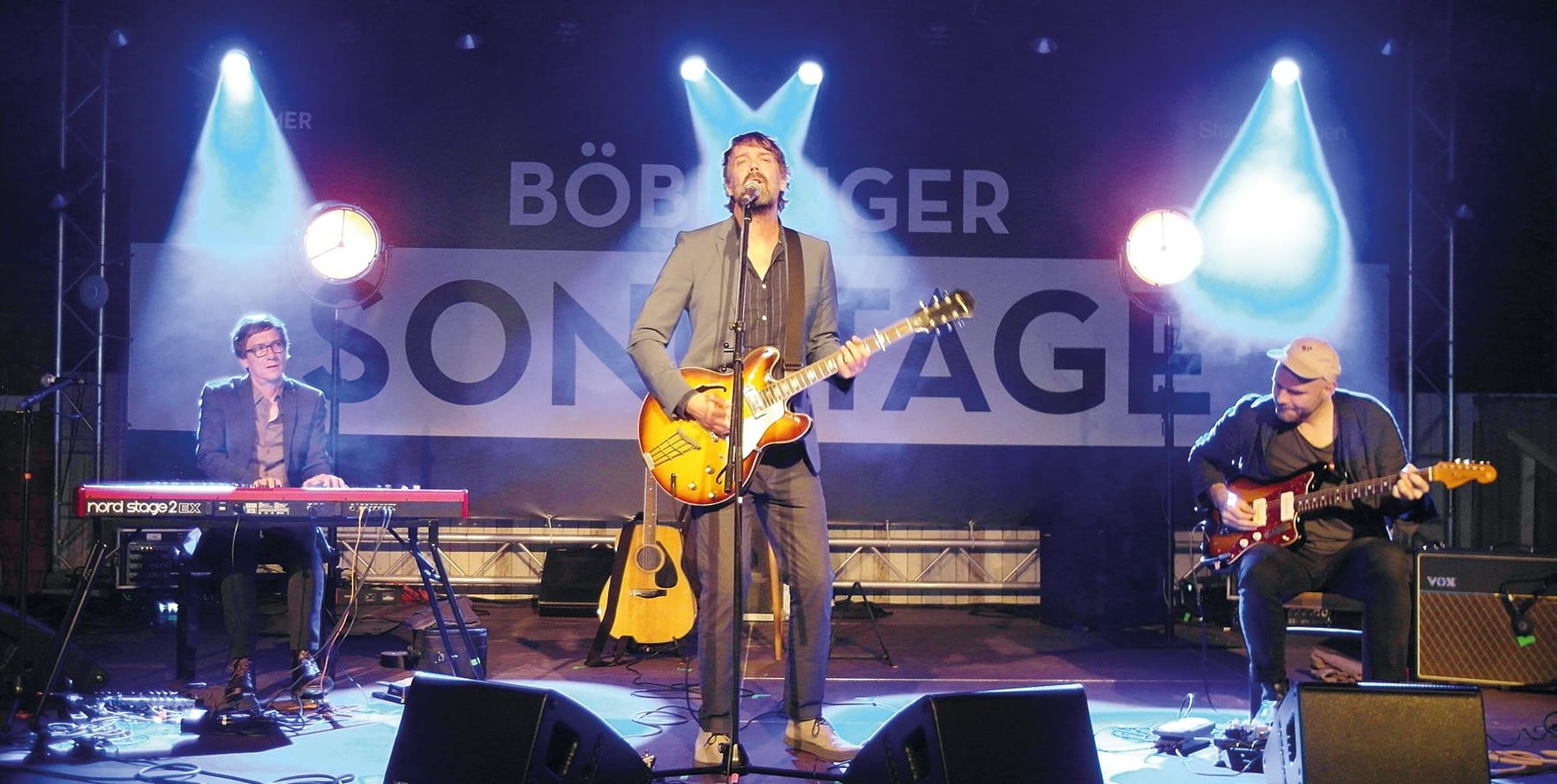 Hochkarätiger Beginn am Donnerstag mit Niels Frevert (Mitte), Keyboarder Martin Hornung, und Gitarrist Christoph Barnewitz.