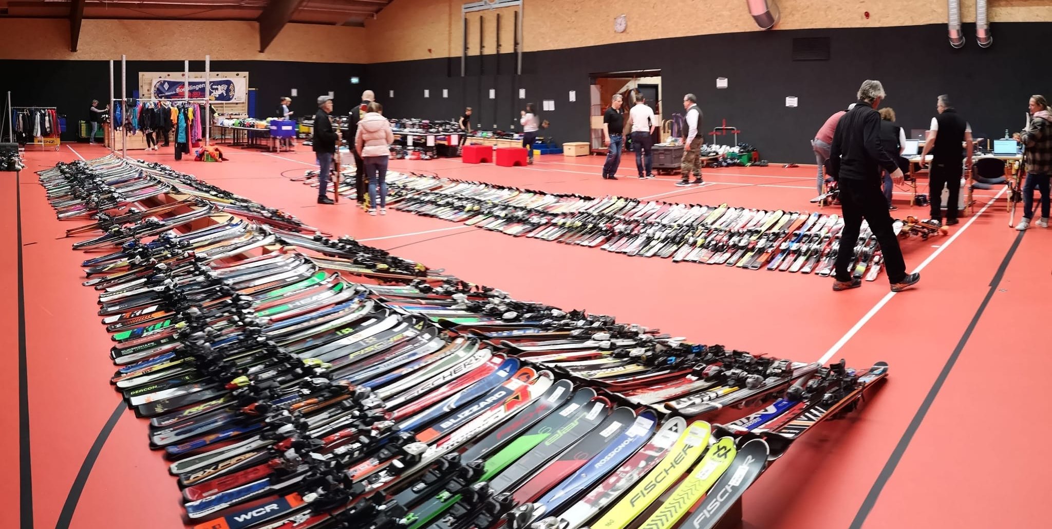 Skibörse in der Paladion-Sporthalle.