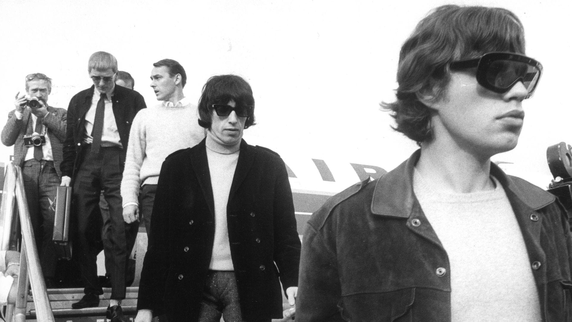 Am Flughafen Tegel verlassen Mick Jagger und Bill Wyman das Flugzeug. (Archivbild)