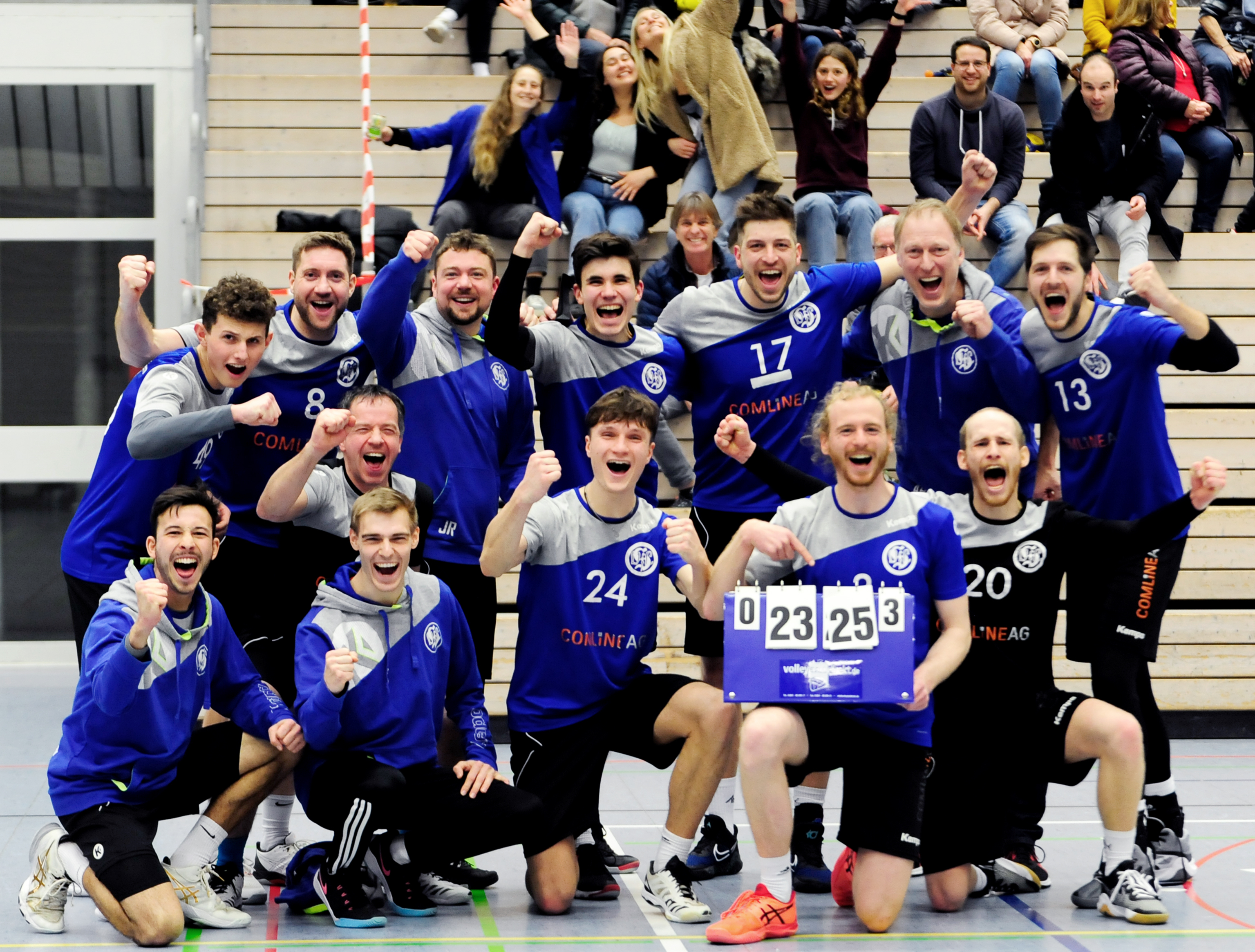 Schon wieder gewonnen, das fühlt sich doch klasse an: Marwin Thullner, Conrad Darmer, Jannik Reich, Nick Hoschke, Sven Metzger, Trainer Alexander Haas, Björn Metzger (hinten von links), Lenard Schwenk, Co-Trainer Simon Sturm, Martin Tischhäuser, Marvin Kunze, Roman Scherer und Nico Holze (vorne von links).              Bild: Photostampe